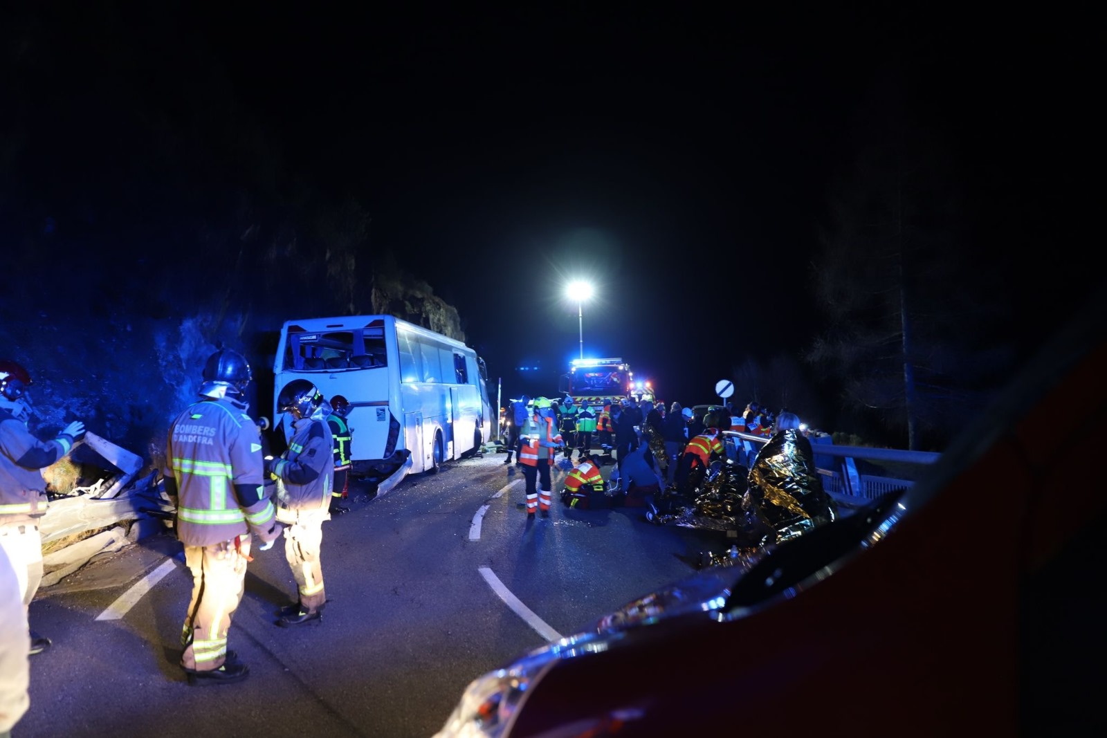 Porté-puymorens (France), 01/12/2024.- A handout photo made available by local authorities showing emergency services at the scene where three people died and several others were injured after a Spanish tourist coach ploughed into a cliff face near Porté-Puymorens in south west France, 01 December 2024. (Francia) EFE/EPA/HANDOUT HANDOUT EDITORIAL USE ONLY/NO SALES