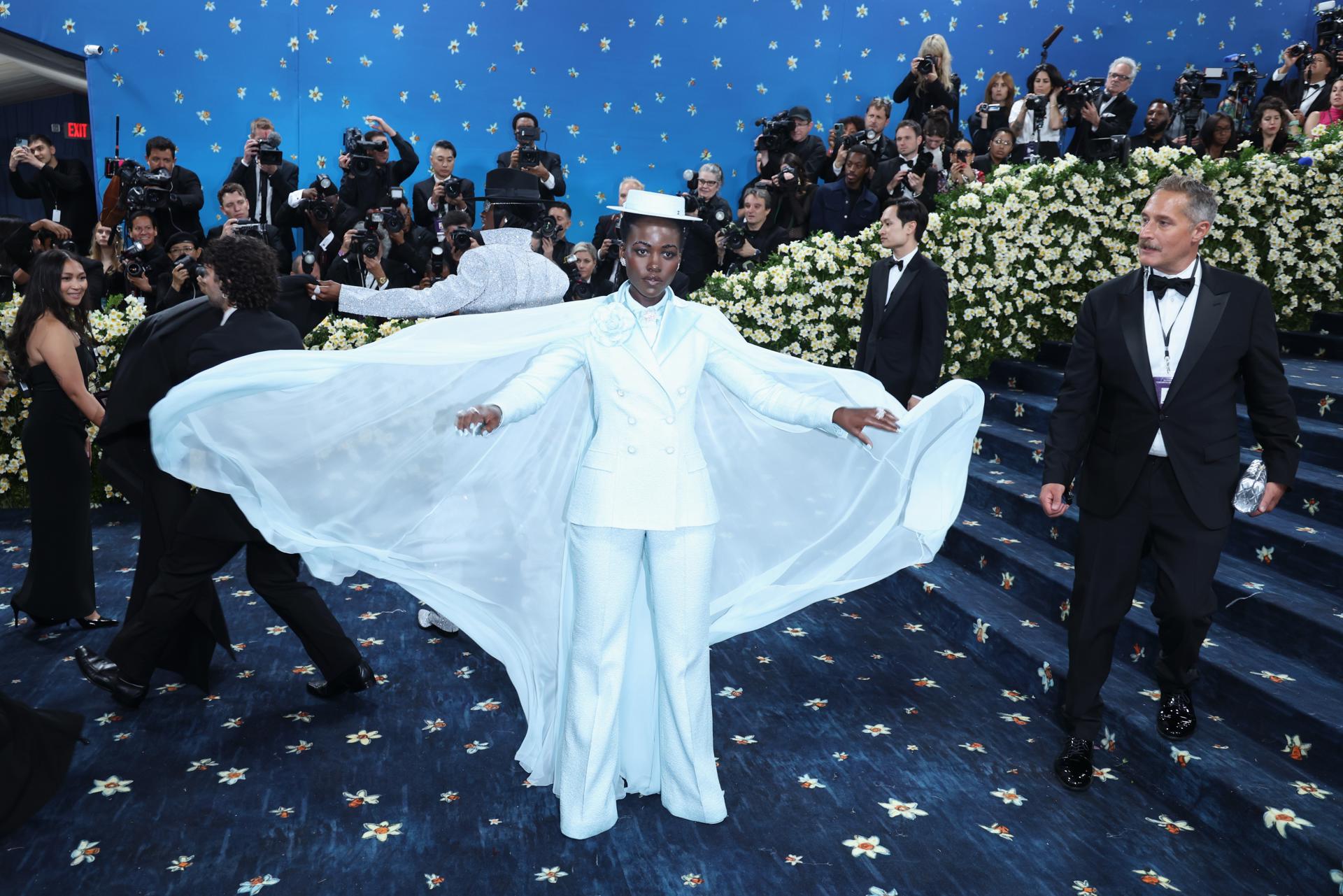 NEW YORK (United States), 06/05/2025.- Lupita Nyong'o poses on the red carpet for the 2025 Met Gala, the annual benefit for the Metropolitan Museum of Art's Costume Institute, in New York, New York, USA, 05 May 2025. The event coincides with the Met Costume Institute's spring 2025 exhibition ‘Superfine: Tailoring Black Style’ which will be on view from 10 May 2025 through 26 October 2025. (Nueva York) EFE/EPA/JUSTIN LANE
