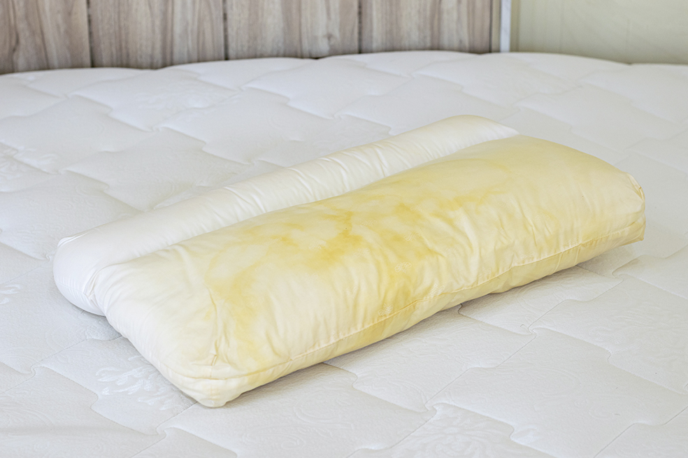 Almohadas amarillas.
