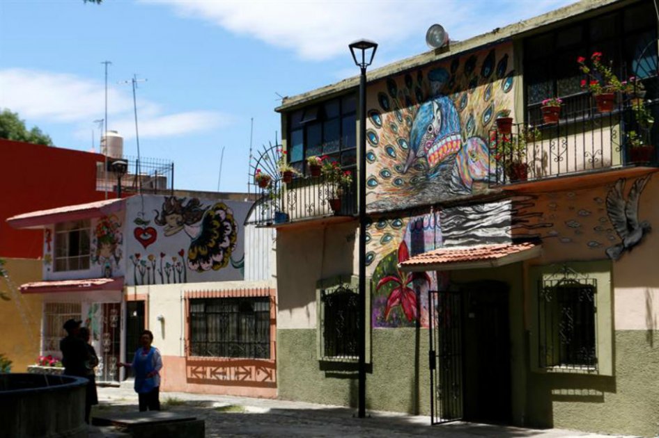 Murales pintados por el grupo de artistas Colectivo Tomate en el barrio de Xanenetla en la ciudad de Puebla (México).  EFE