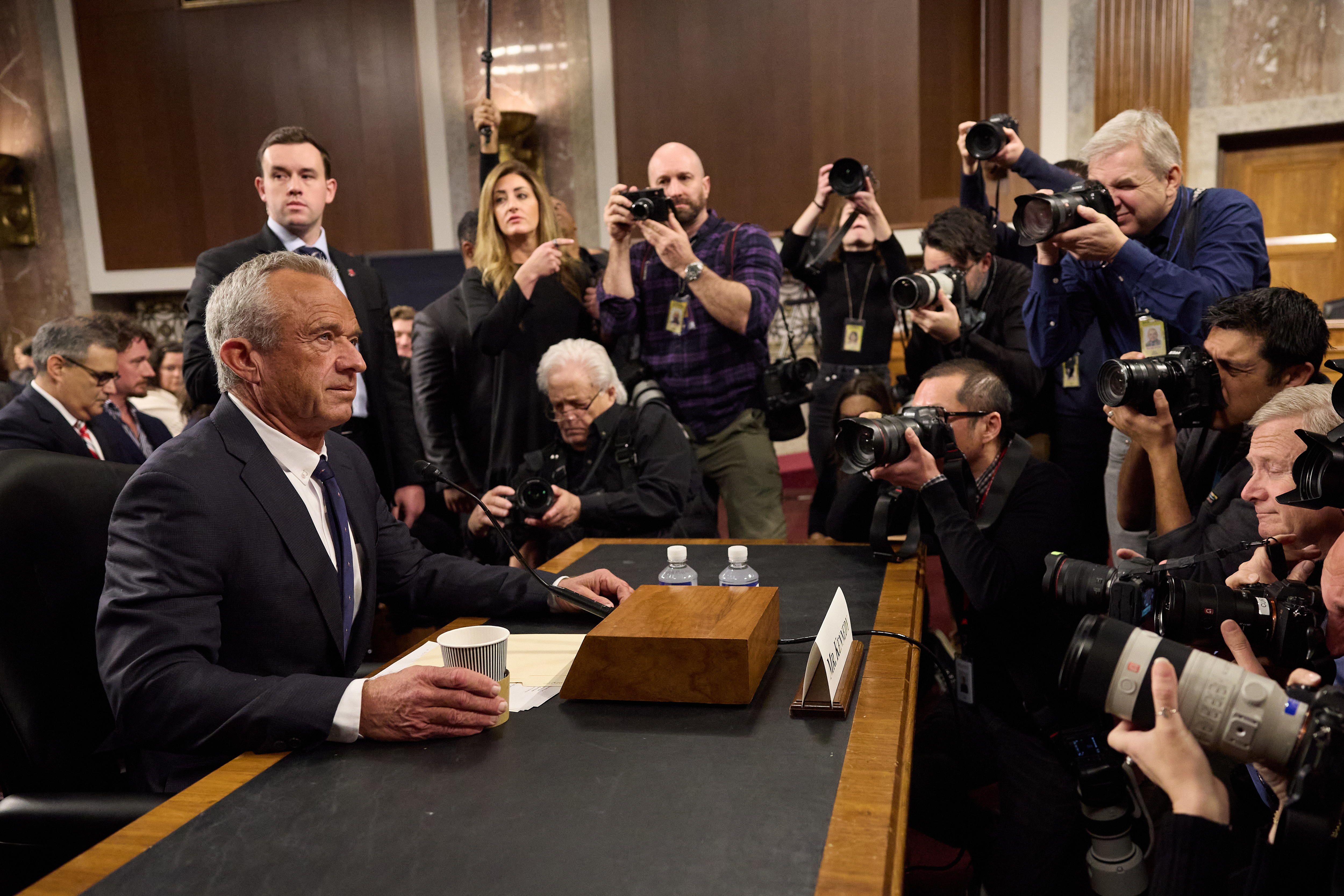 Washington (United States), 29/01/2025.- Robert F. Kennedy Jr. (L), Trump'Äôs pick to be the Secretary of Health and Human Services, testifies during his confirmation hearing in the Dirksen Senate Office Building in Washington, DC, USA, 29 January 2025. EFE/EPA/ALLISON DINNER