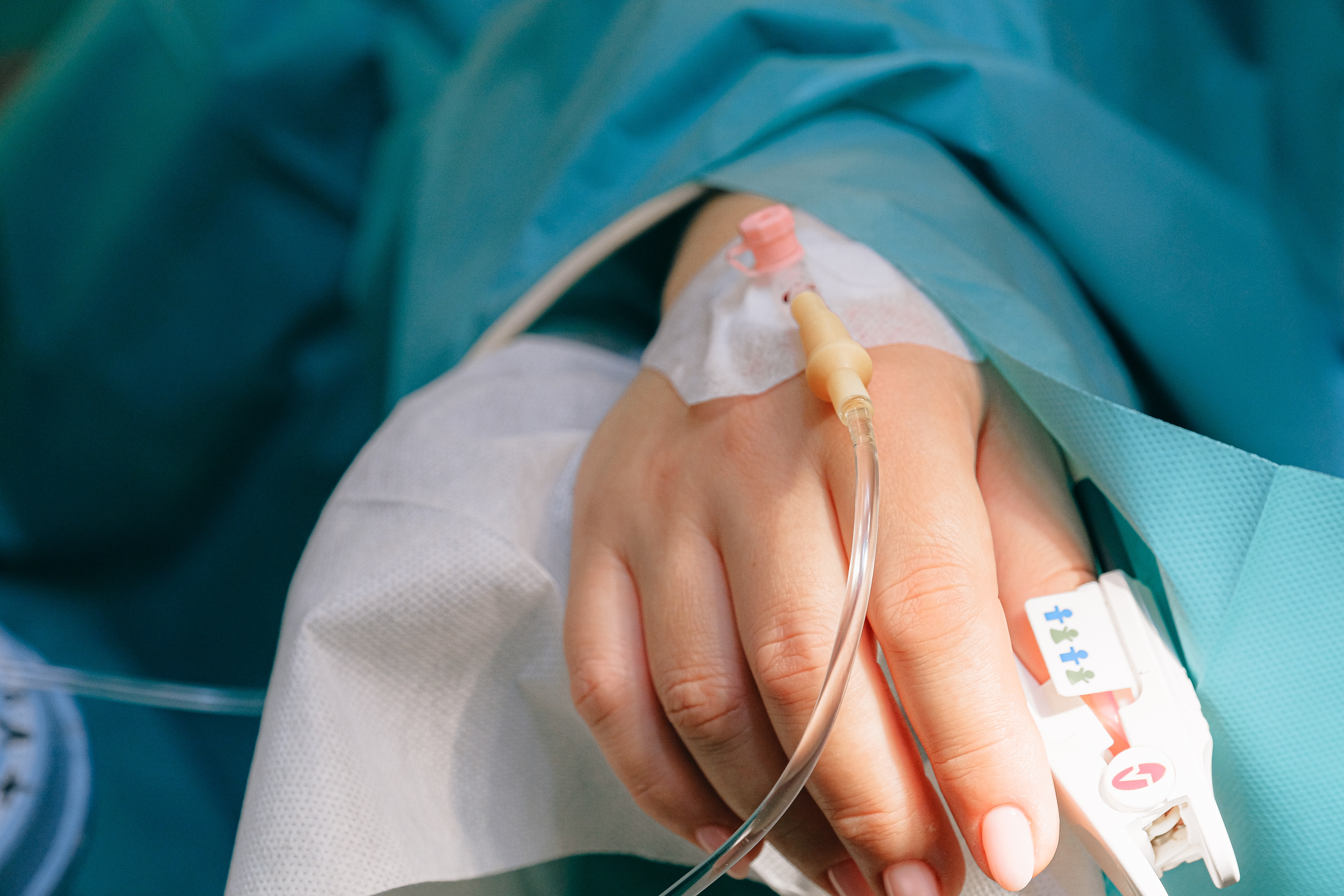 Fiscalía imputó a falsa médica que sometió a 55 mujeres a cirugías estéticas ilegales en Medellín
