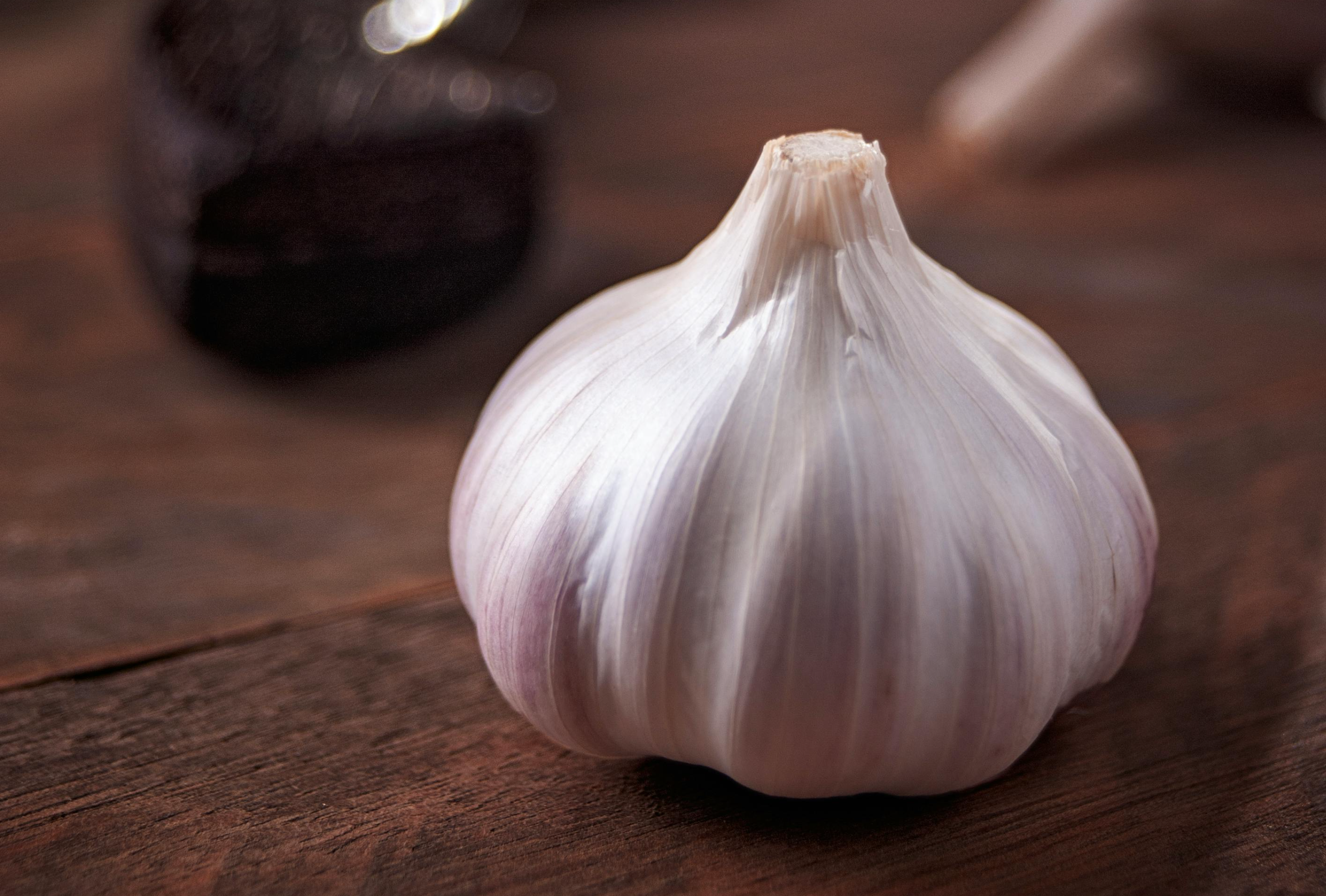 Por qué el ajo es el alma de nuestras cocinas: beneficios y receta