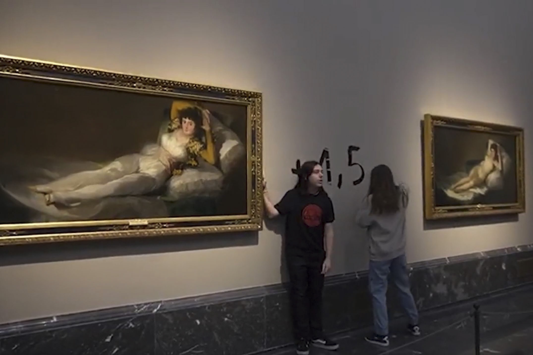 Detienen a dos activistas tras pegarse a dos cuadros de Goya en el Prado