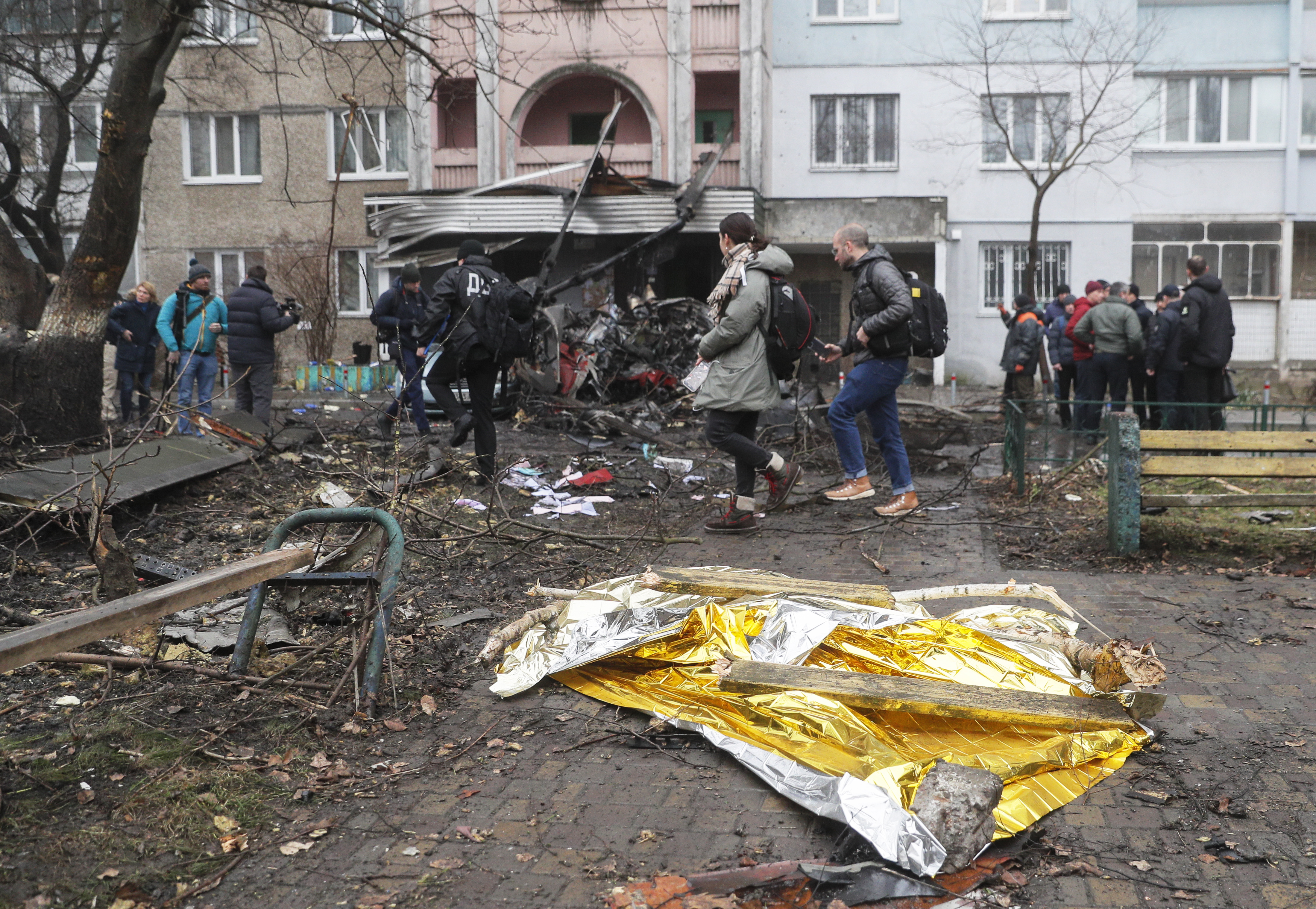 Kyiv (Ukraine), 18/01/2023.- The scene of a helicopter crash in Brovary, near Kyiv, Ukraine, 18 January 2023. At least 18 people died, including three children, after a helicopter crashed near a kindergarten and a residential building in the city of Brovary, Oleksiy Kuleba, the head of Kyiv Regional Military Administration wrote on telegram. 'Among them are Minister of Internal Affairs of Ukraine Denys Monastyrskyi, his first deputy Yevhen Yenin, State Secretary of the Ministry of Internal Affairs Yuri Lubkovych, their assistants and the helicopter crew.', stated President of Ukraine Volodymyr Zelensky. (Ucrania) EFE/EPA/SERGEY DOLZHENKO