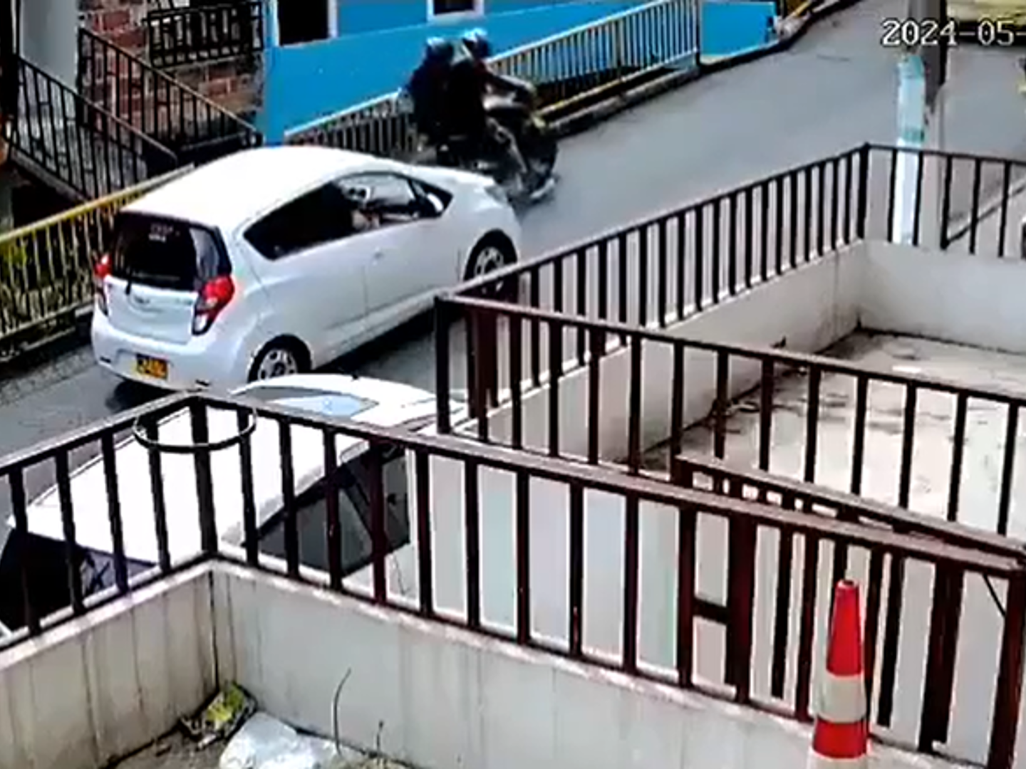 Sicarios atacaron carro en el que iban menores de edad en Medellín