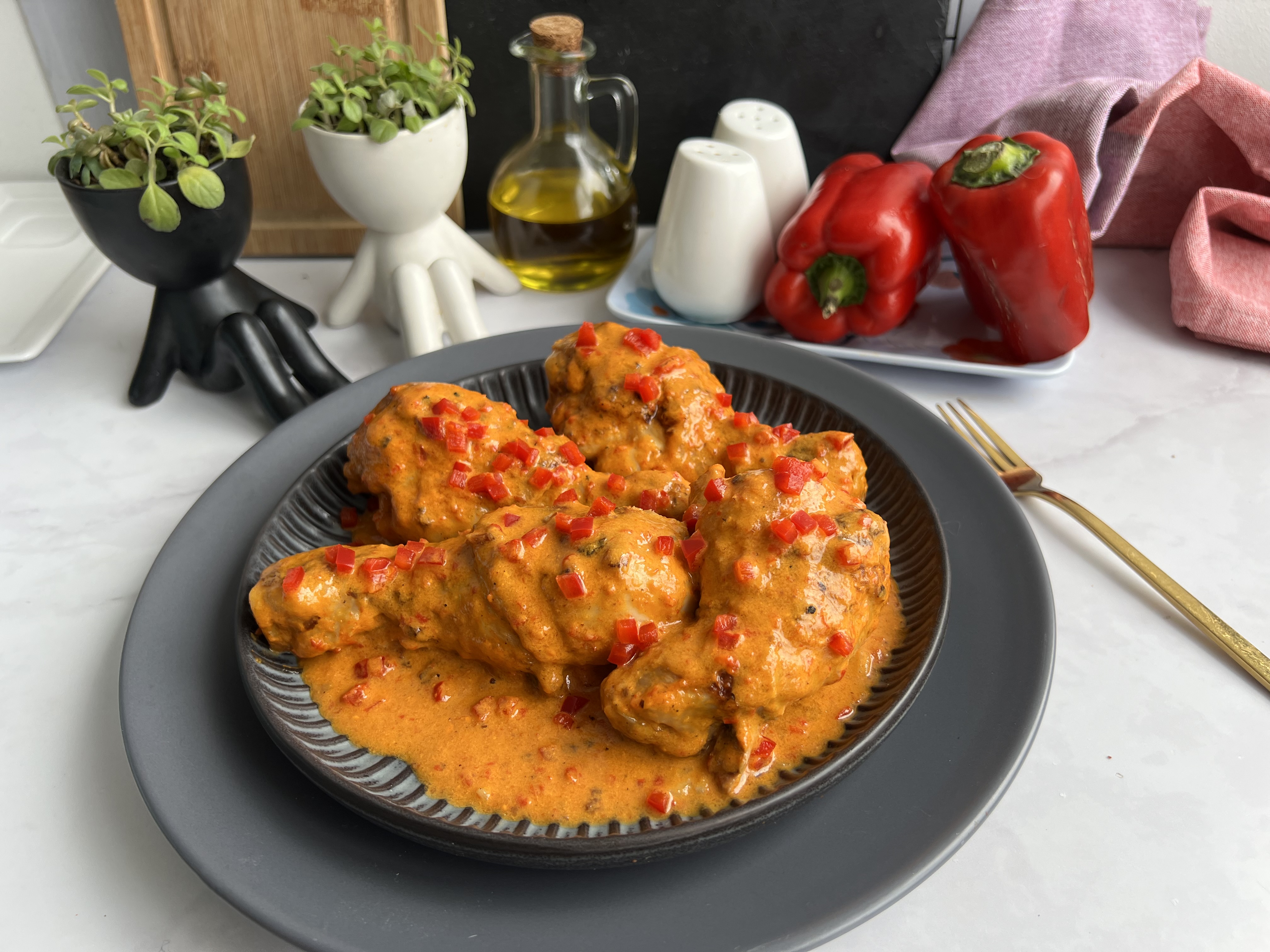 Pollo en salsa cremosa de pimentón