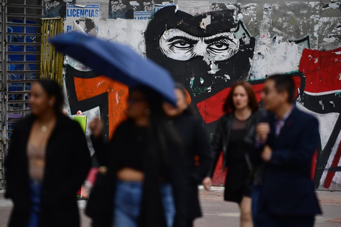 El llamado para sindicatos, trabajadores, asociaciones y demás, pretende defender el aumento del salario mínimo (23 %), bautizado por el Gobierno como “vital”, ante la decisión del Consejo de Estado de suspender provisionalmente ese incremento fijado bajo decreto.