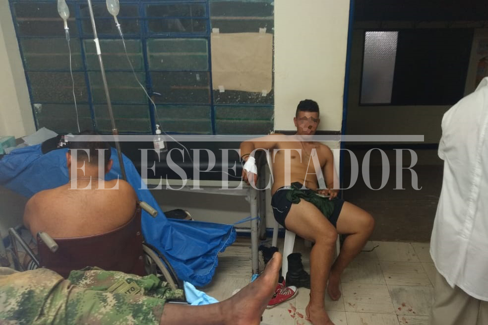 Varios soldados recibieron impactos de bala en las extremidades, pero sin comprometerlas, y el conductor fue herido en el rostro, a la altura de la boca. Según un uniformado, el conductor, de origen nariñense, no se detuvo ante el ataque, y fue gracias a eso que la situación no resultó en tragedia.