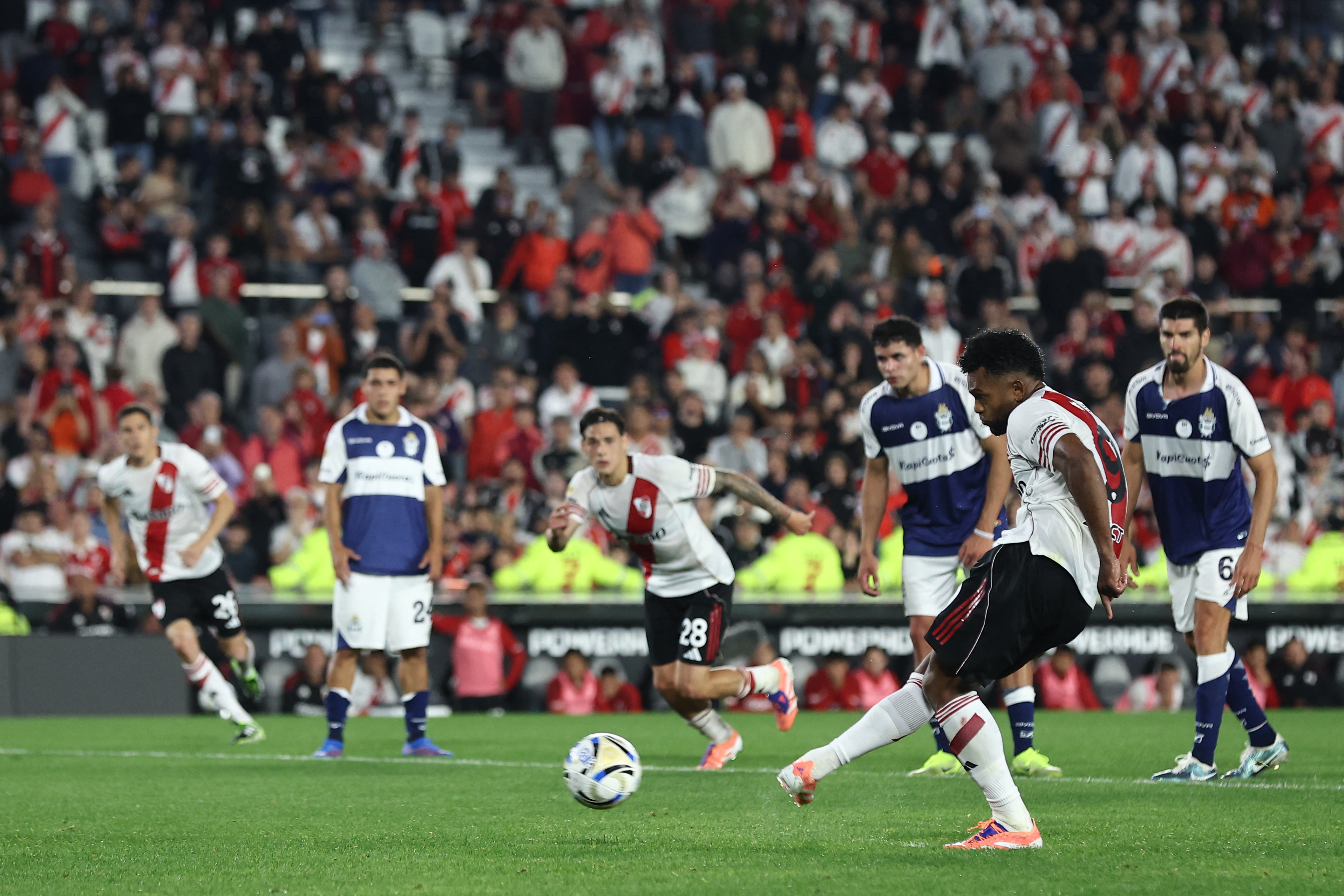 River, en crisis: derrota, insultos y penalti fallado de Borja antes del superclásico