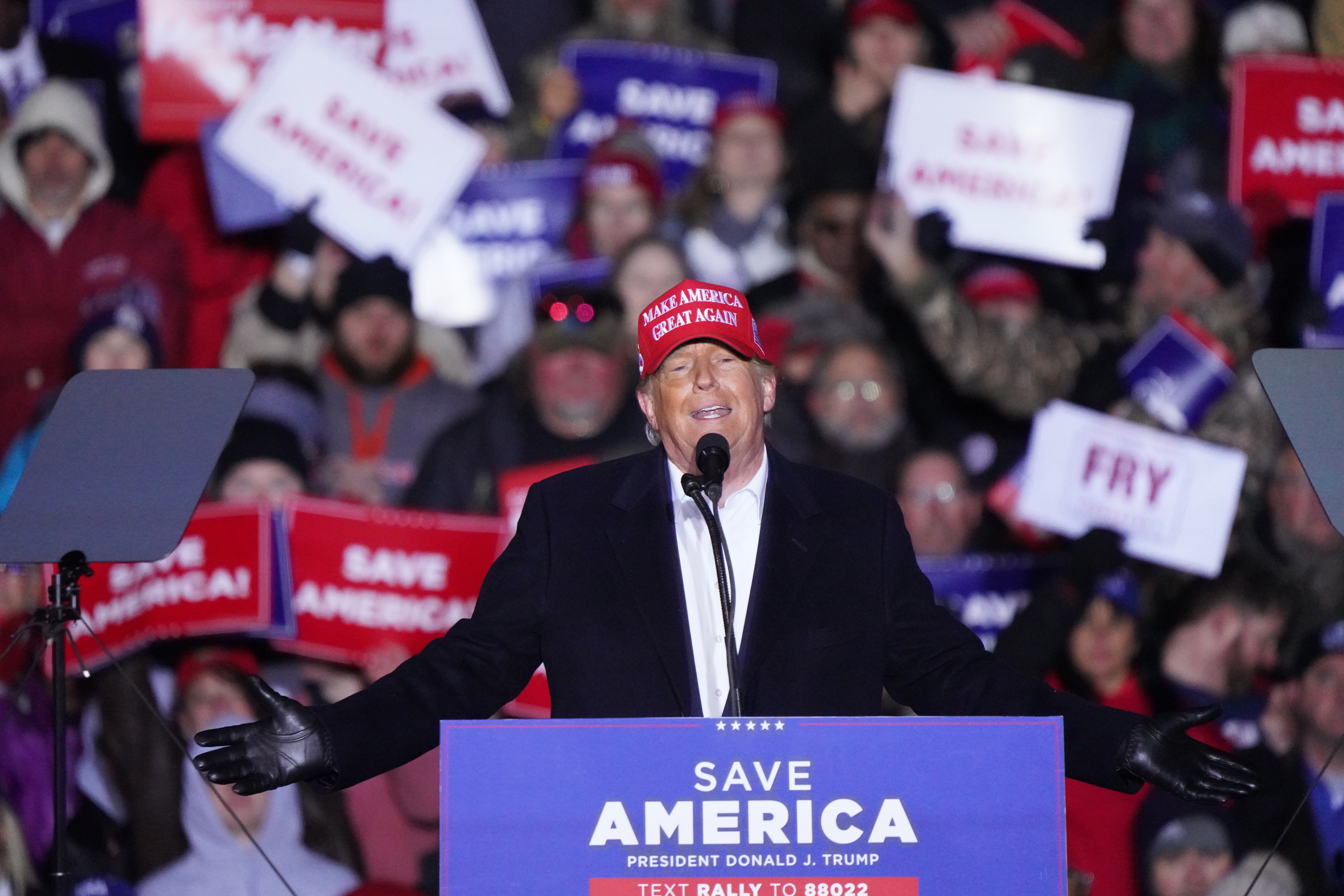 Trump demandó a Hillary Clinton por haberlo acusado de confabular con Rusia