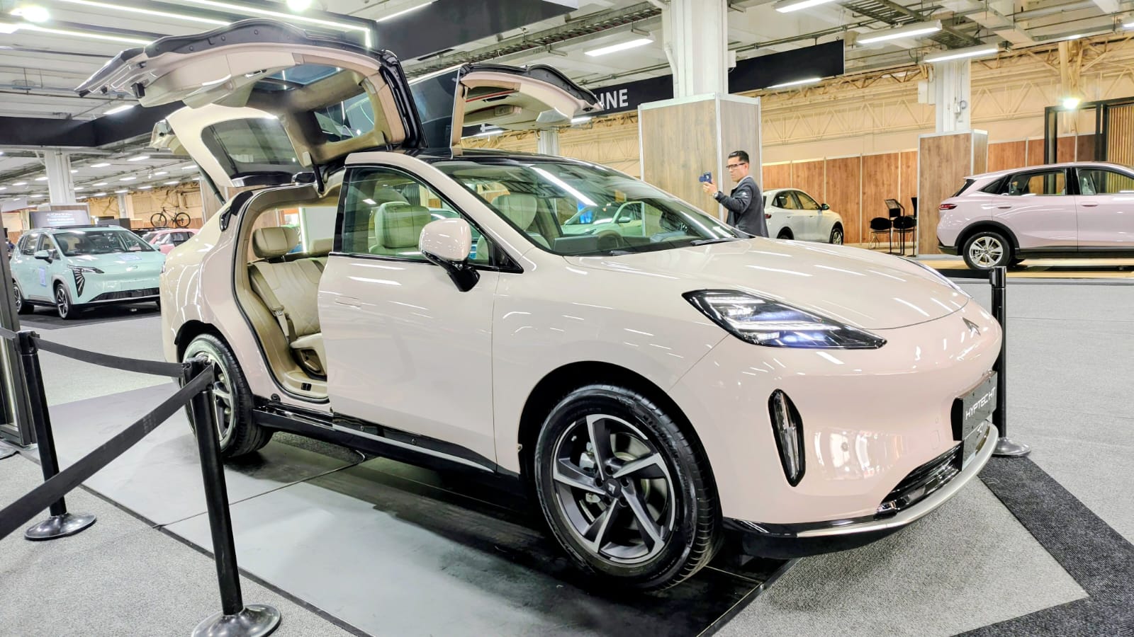 GAC lanzó su marca de lujo Hyptec y presentó la nueva HT en el Salón del Automóvil