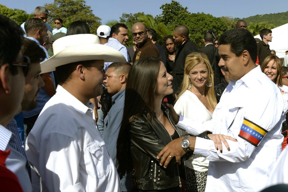Comerciantes piden a Maduro acabar con controles de precios y cambio