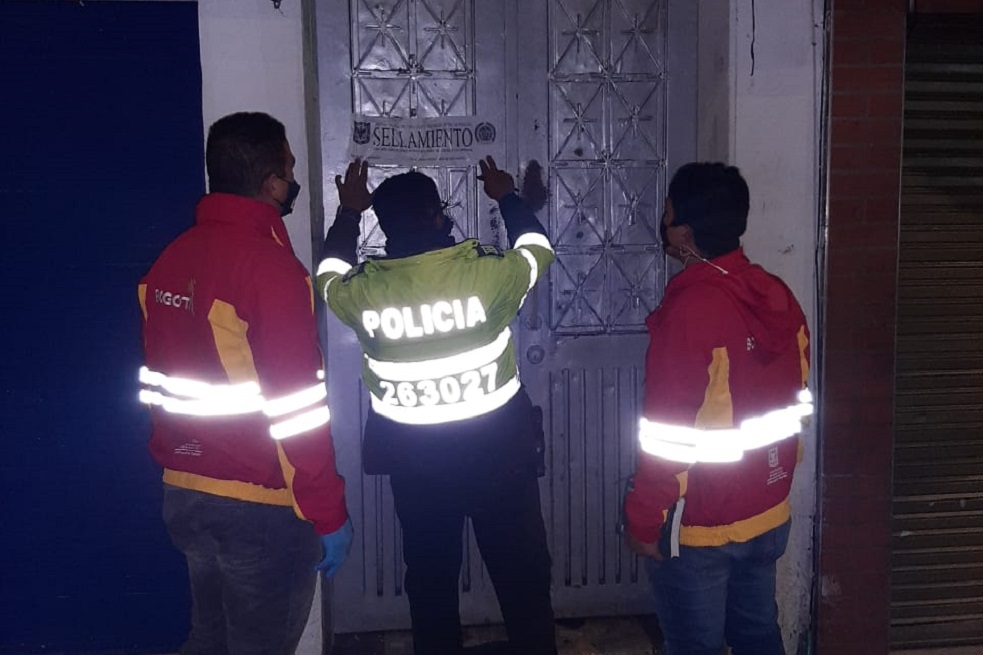 Vuelve y juega: encuentran fiesta clandestina en un prostíbulo en Bogotá