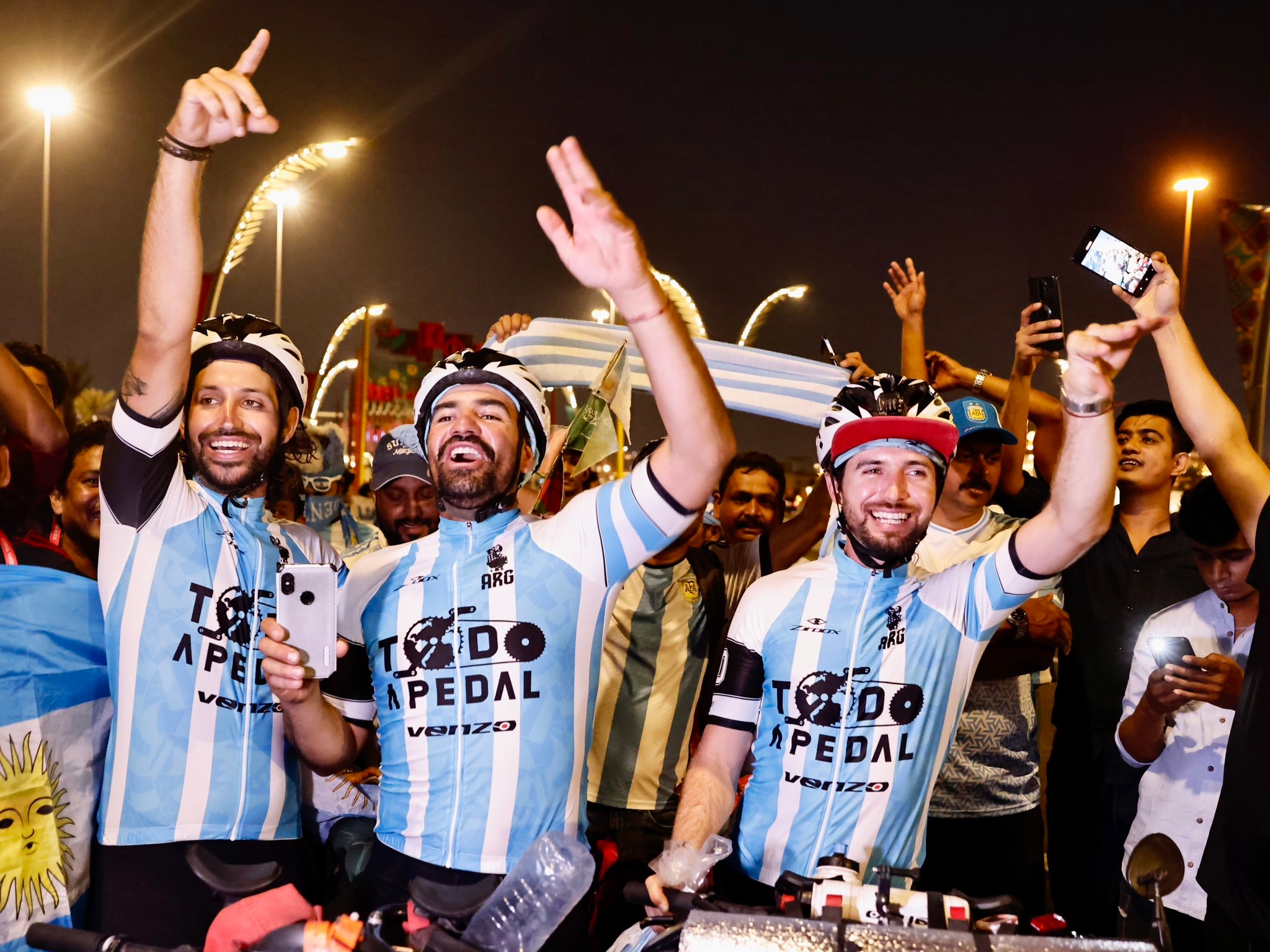 Argentinos llegaron a Catar en bicicleta para ver el Mundial, ¿cómo lo lograron?