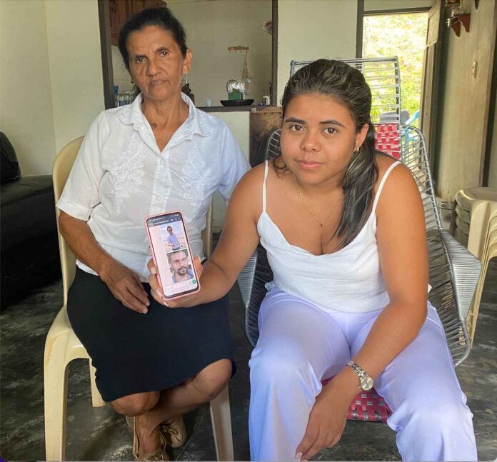Eneida y Maira, madre y hermana de Rafael Moreno, en su casa de Puerto Libertador, Córdoba.