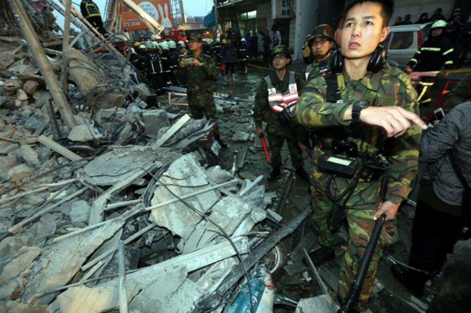 Más de 100 personas atrapadas tras colapso de edificio por fuerte temblor en Taiwán