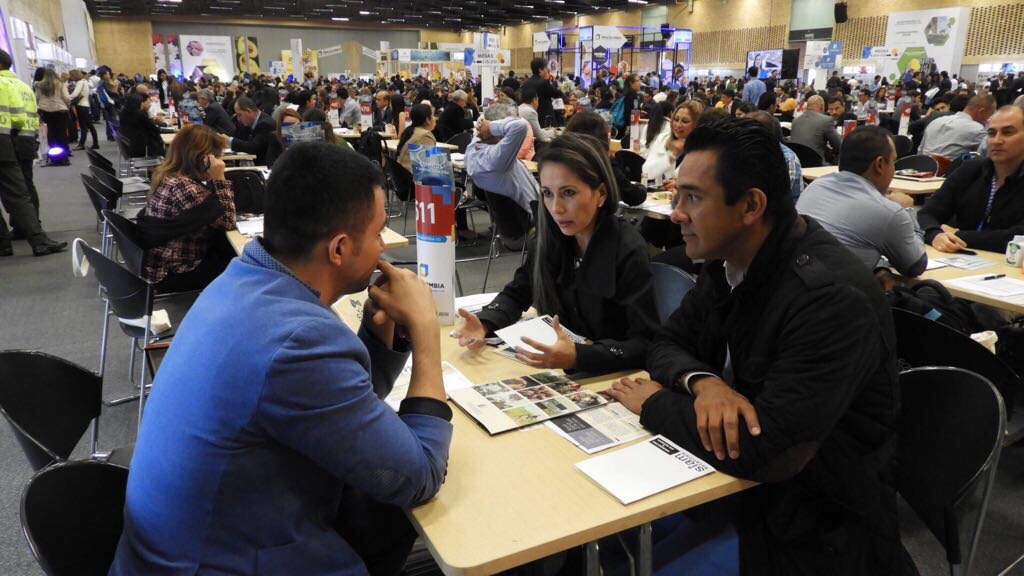 Luisa Peña y Mauricio Vera, de Bioguaviare, junto a uno de sus posibles compradores. /Cortesía