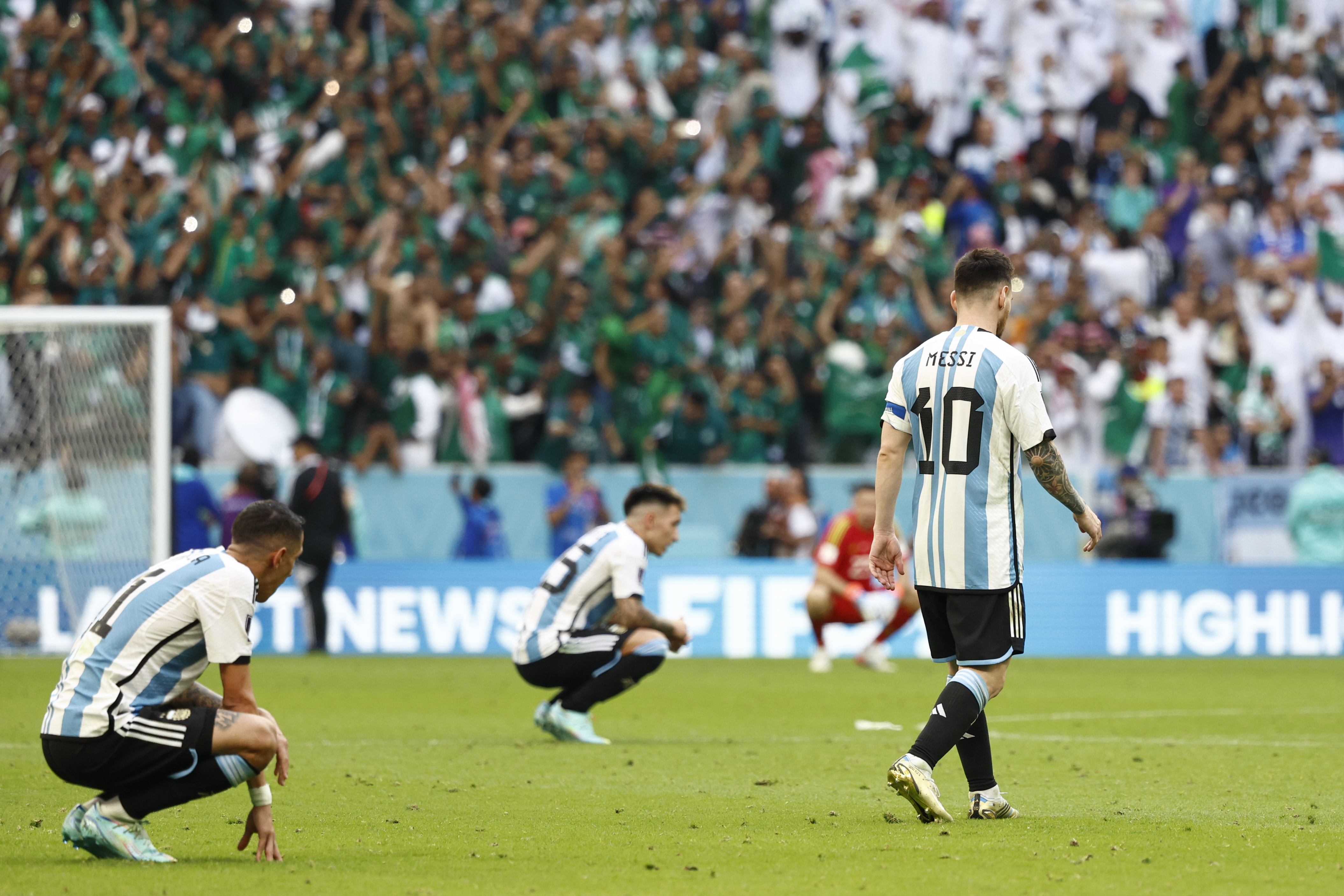 GR2008. LUSAIL (CATAR), 22/11/2022.- Lionel Messi y jugadores de Argentina reaccionan hoy, en un partido de la fase de grupos del Mundial de Fútbol Qatar 2022 entre Argentina y Arabia Saudita en el estadio de Lusail  (Catar). EFE/ Rodrigo Jiménez