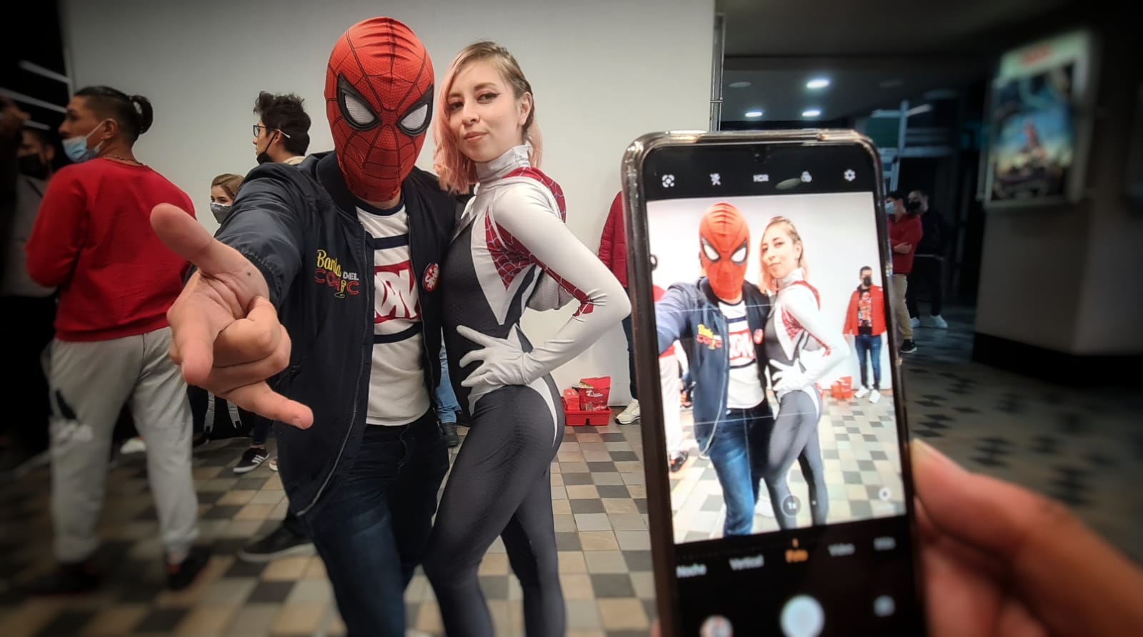 Aunque en la trilogía dirigida por Sam Raimi se ve a un Peter Parker tímido, algo nerd que lucha a diario con su sentido de moralidad, y que está en constante conflicto sobre si debe o no intervenir en las situaciones que se presentan a diario en su ciudad, Andrew Garfield llegó para ponerle otro toque diferente, diez años después. Las dos películas que protagoniza Garfield fueron dirigidas por Marc Webb. The Amazing Spider-Man (2012) mostró a un Peter Parker con una personalidad mucho más abierta que el personaje de Raimi, un adolescente que cursaba su último año de la secundaria y estaba perdidamente enamorado de su novia, que en este caso no era Mary Jane, sino Gwen Stacy.