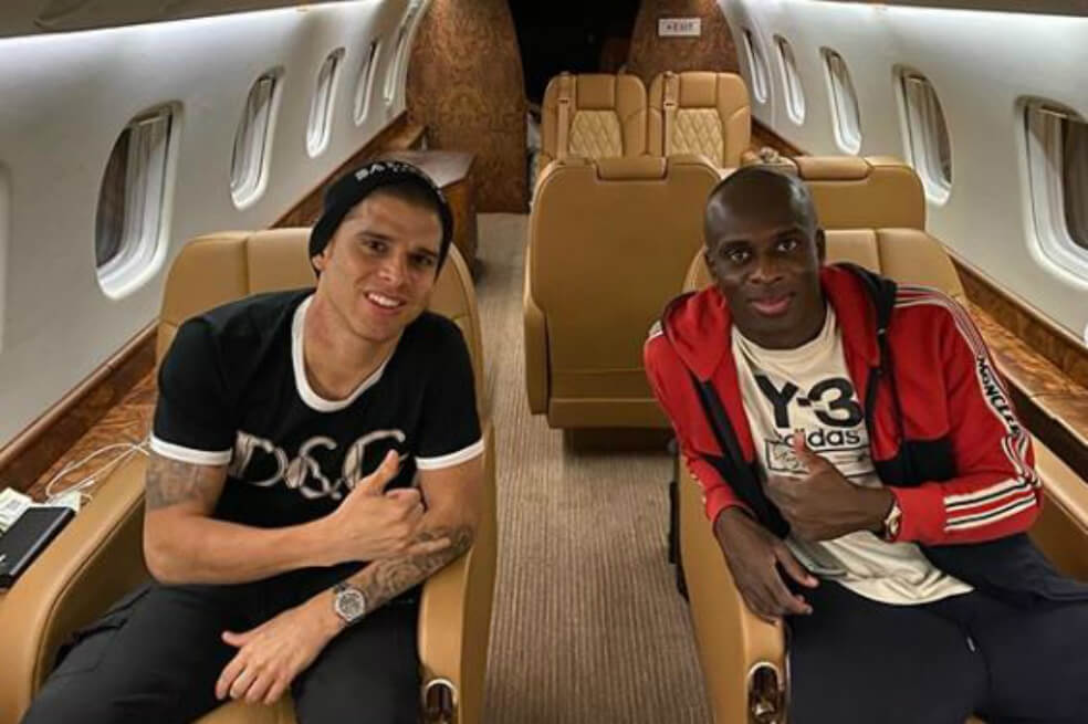 Los futbolistas Gustavo Cuéllar y Danilo Moreno, en el avión que los trae de regreso a Colombia. / Instagram: gustavocuellaroficial
