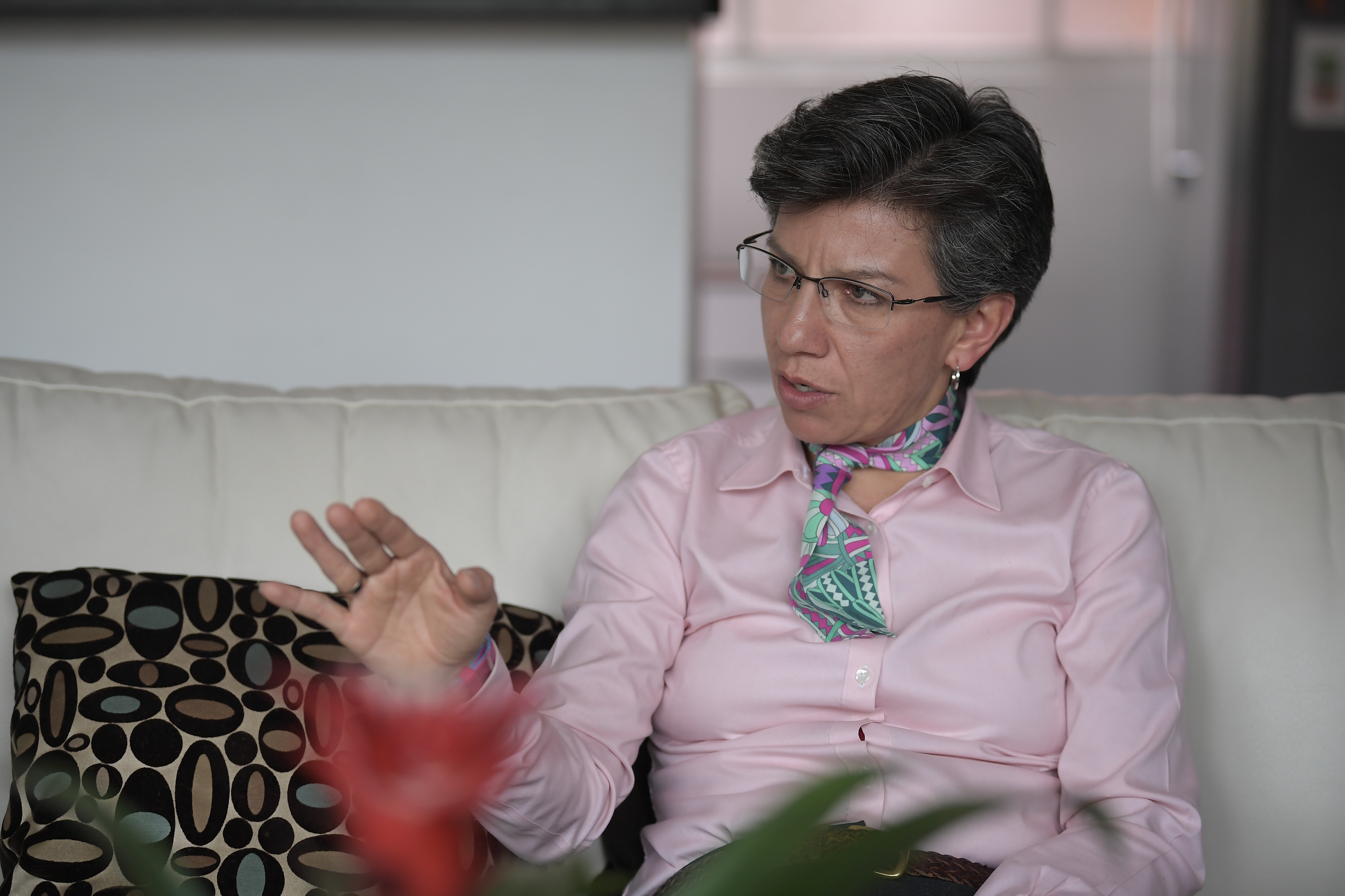 Segundo pico de la pandemia le costó 10 puntos de popularidad a Claudia López