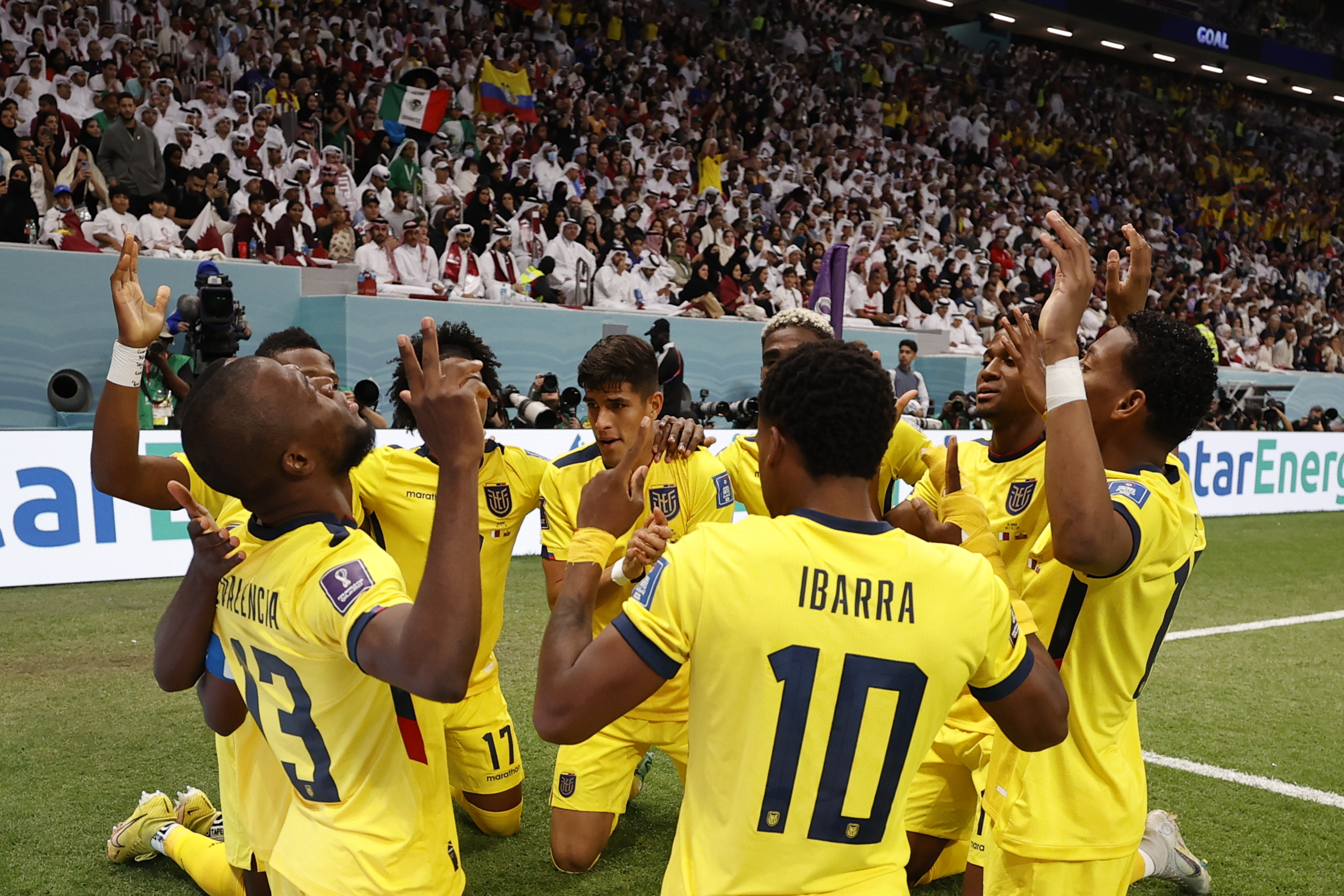 GR7121. AL KHOR (CATAR), 20/11/2022.- Jugadores de Ecuador celebran un gol de Énner Valencia hoy, en un partido de la fase de grupos del Mundial de Fútbol Qatar 2022 entre Catar y Ecuador en el estadio Al Bait en Al Khor (Catar). EFE/ Alberto Estevez