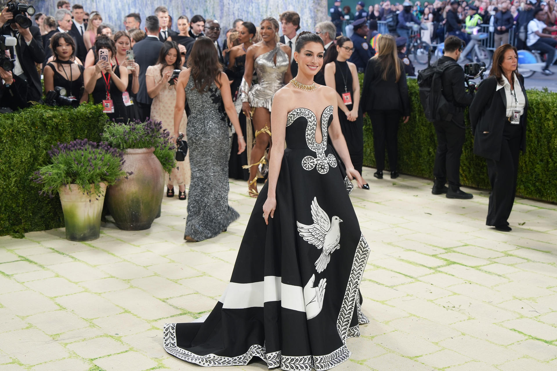 AME9349. NUEVA YORK (ESTADOS UNIDOS), 04/05/2026.- La actriz estadounidense Anne Hathaway posa este lunes, durante la alfombra blanca de la Met Gala, en Nueva York (EE.UU.). La Met Gala inició con una actuación de un grupo de cantantes y bailarines que interpretó 'I Wanna Dance with Somebody', de Whitney Houston antes de dar paso a un desfile de celebridades. EFE/ Octavio Guzmán
