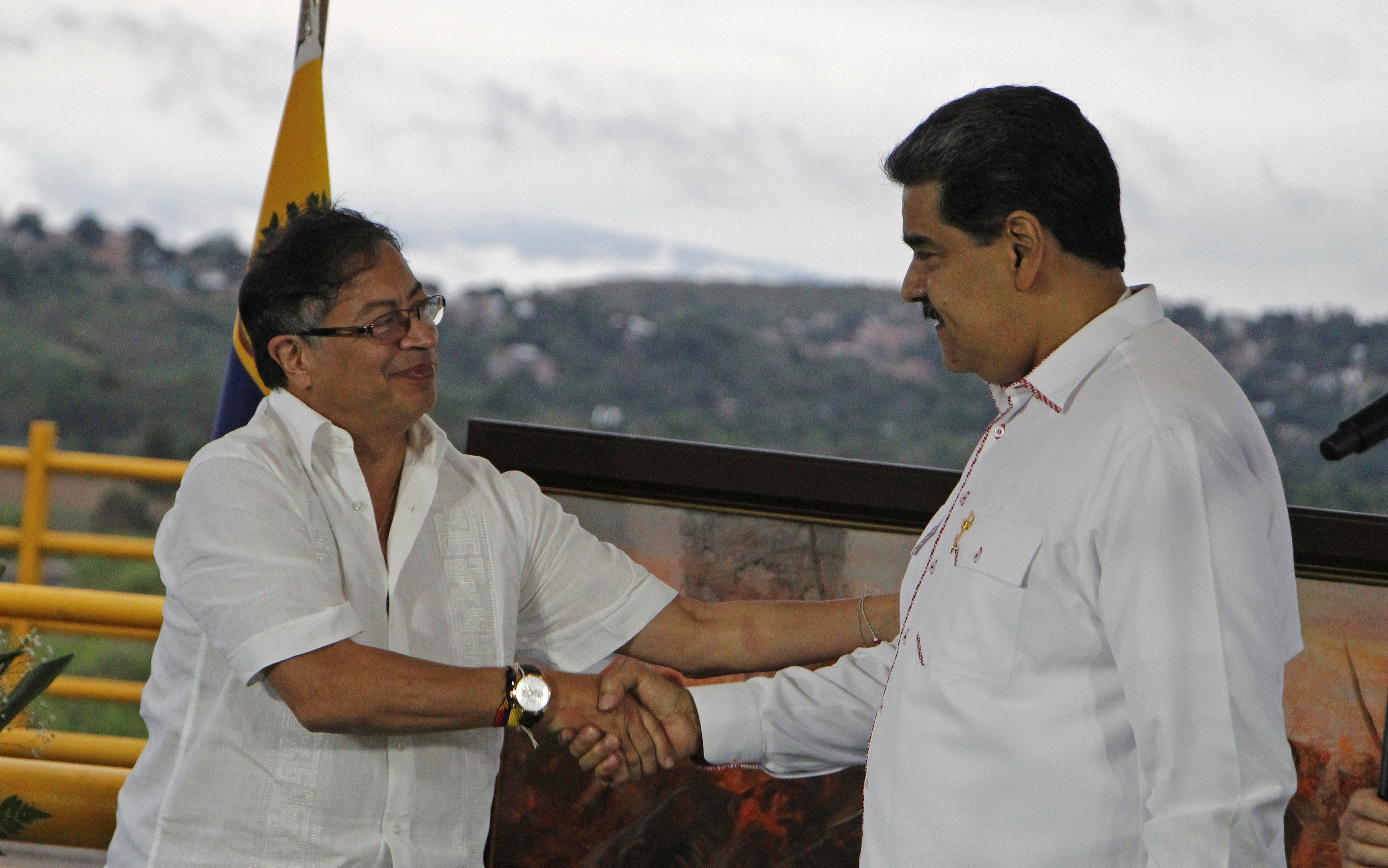 Institucionalizar la relación con Venezuela para desentrañar el conflicto armado