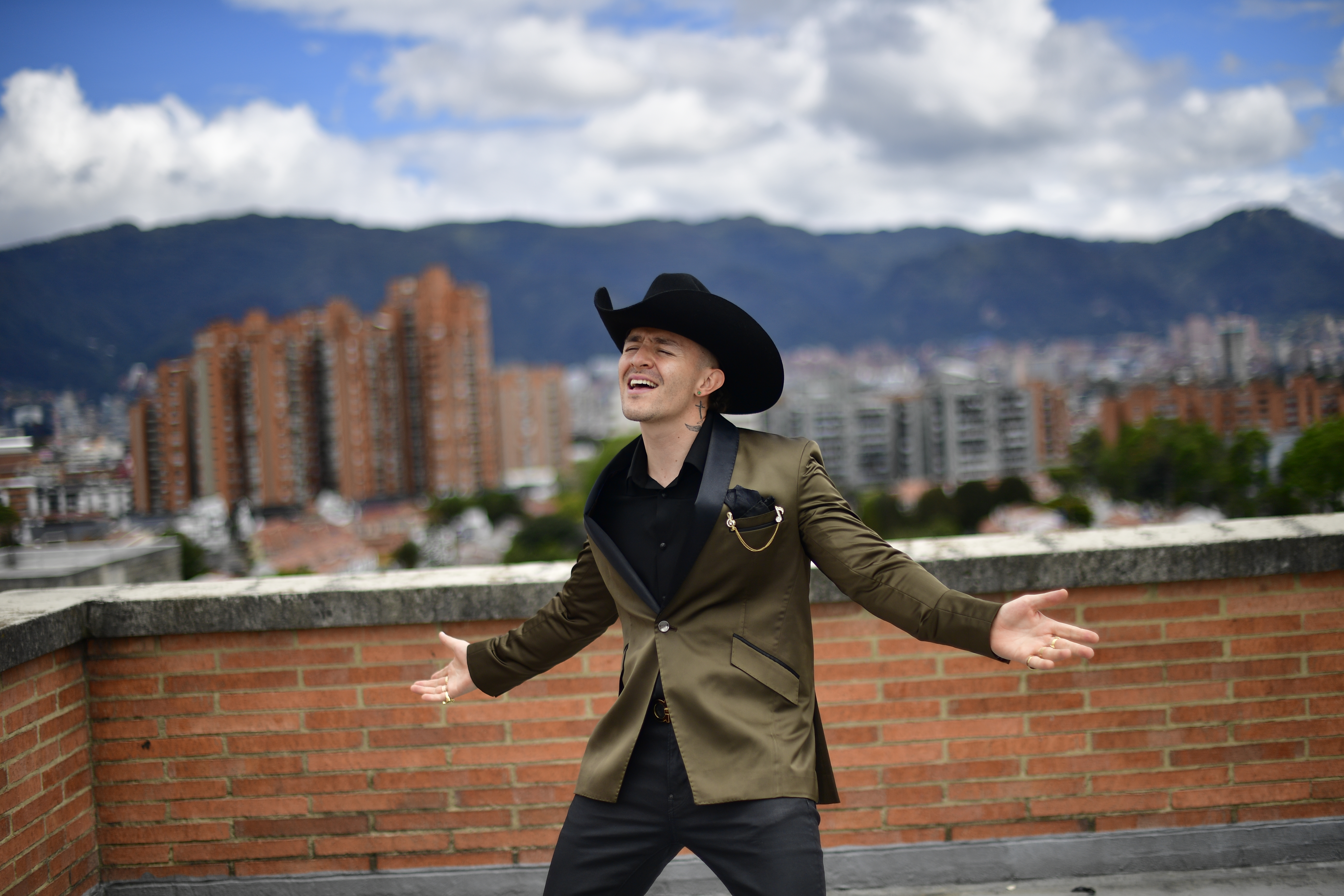 Cantante de música popular colombiana durante entrevista