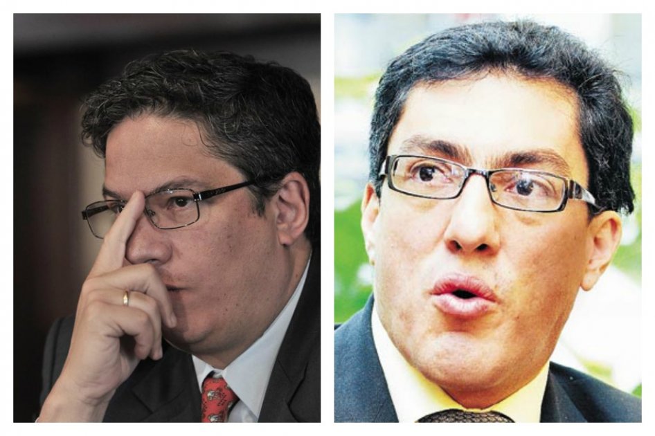 a la izquierda Santiago Rojas, a la derecha Juan Ricardo Ortega