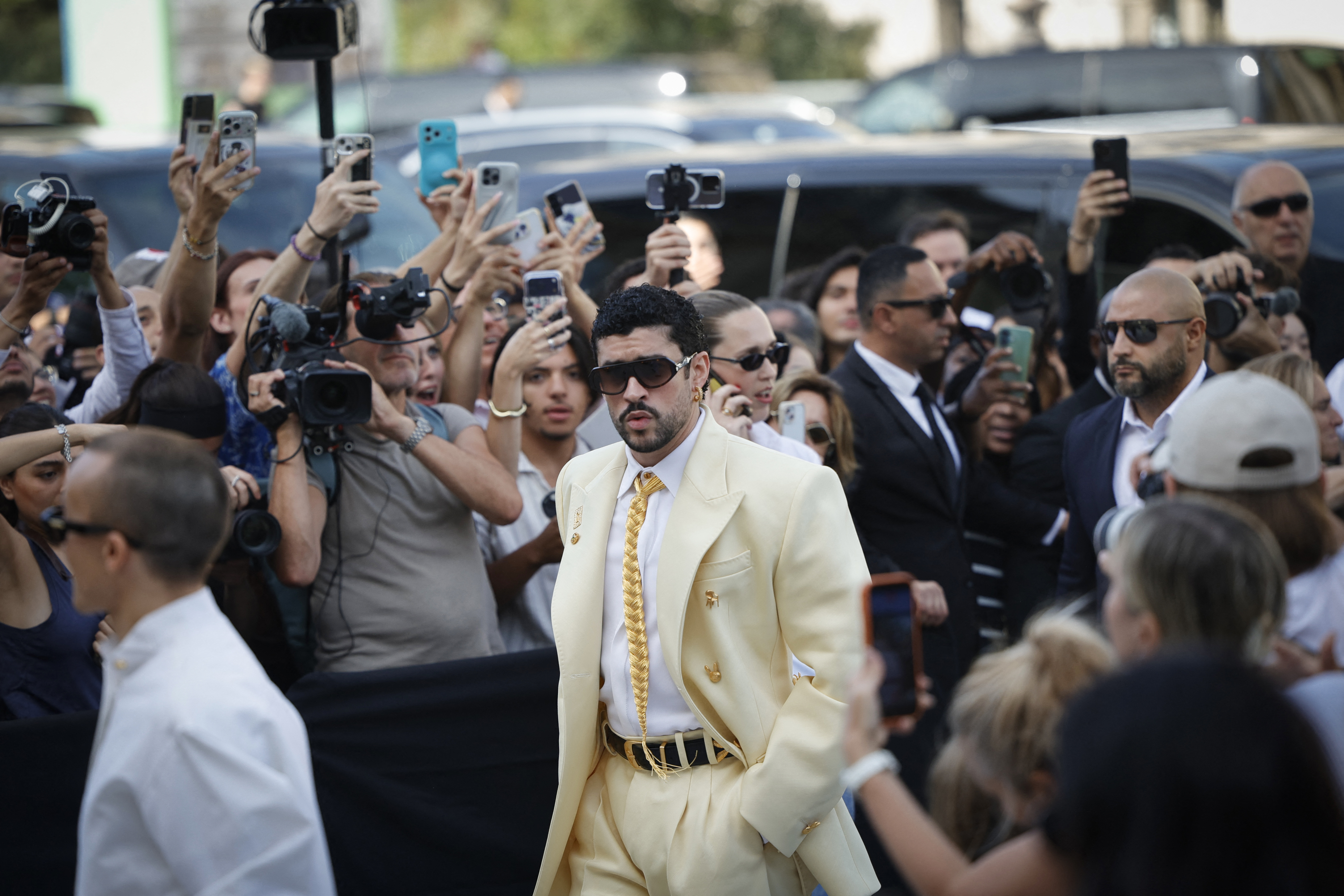 En fotos: Bad Bunny, Chiara Ferragni y otros invitados al desfile de Schiaparelli