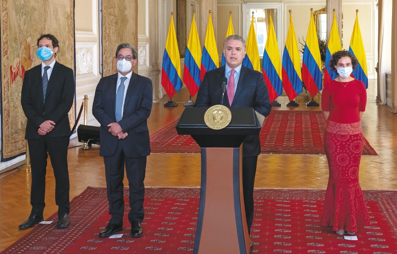 Mauricio Villamizar (extremo izquierdo) y Bibiana Tboada (extremo derecho), nuevos codirectores del Banco de la República nombrados por el presidente Iván Duque.