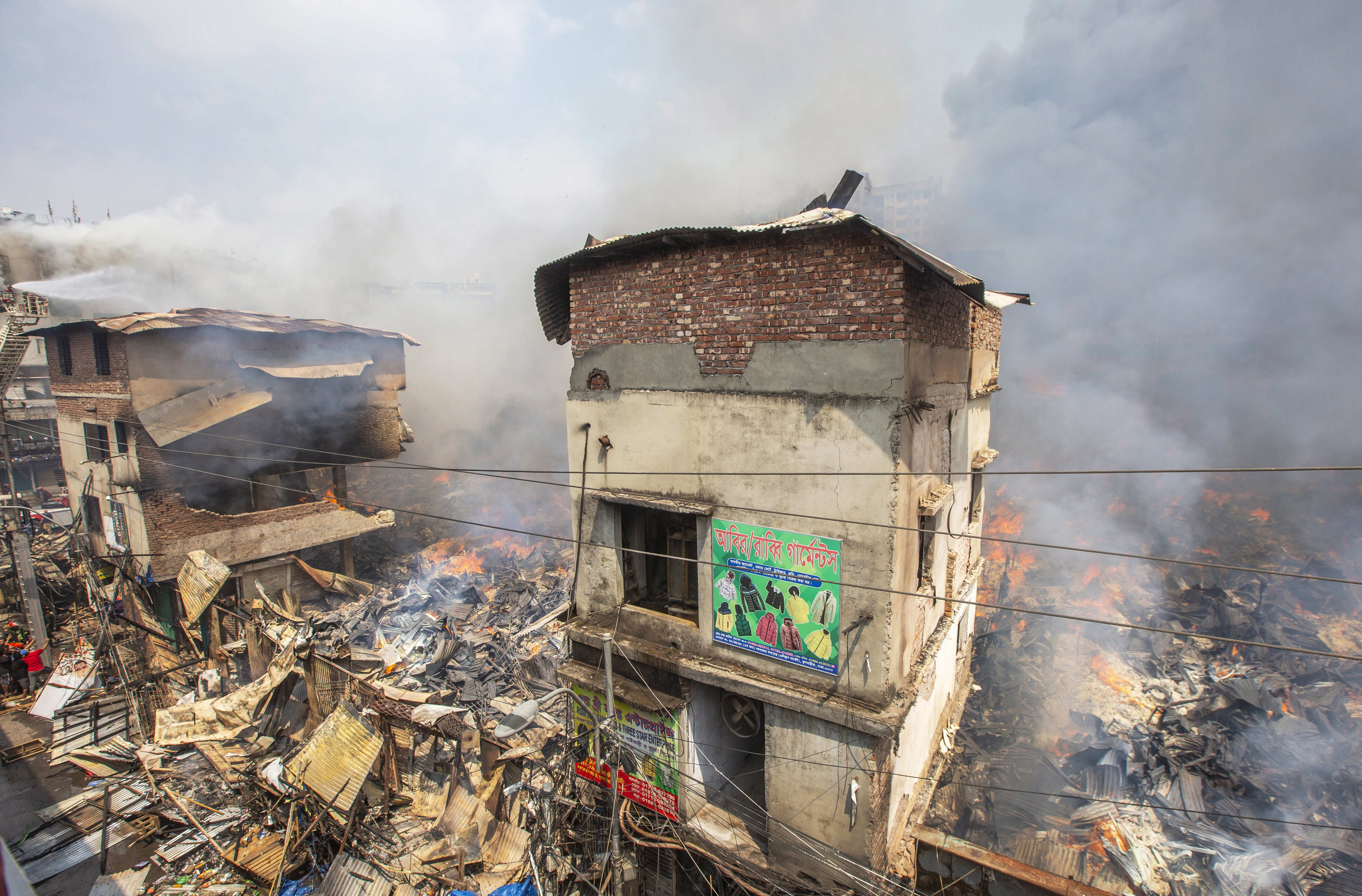 Incendio en popular mercado de ropa en la capital de Bangladés