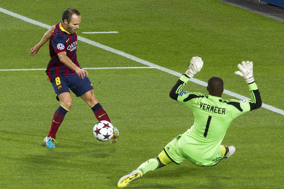 Iniesta espera una mejor oferta para renovar con el Barcelona