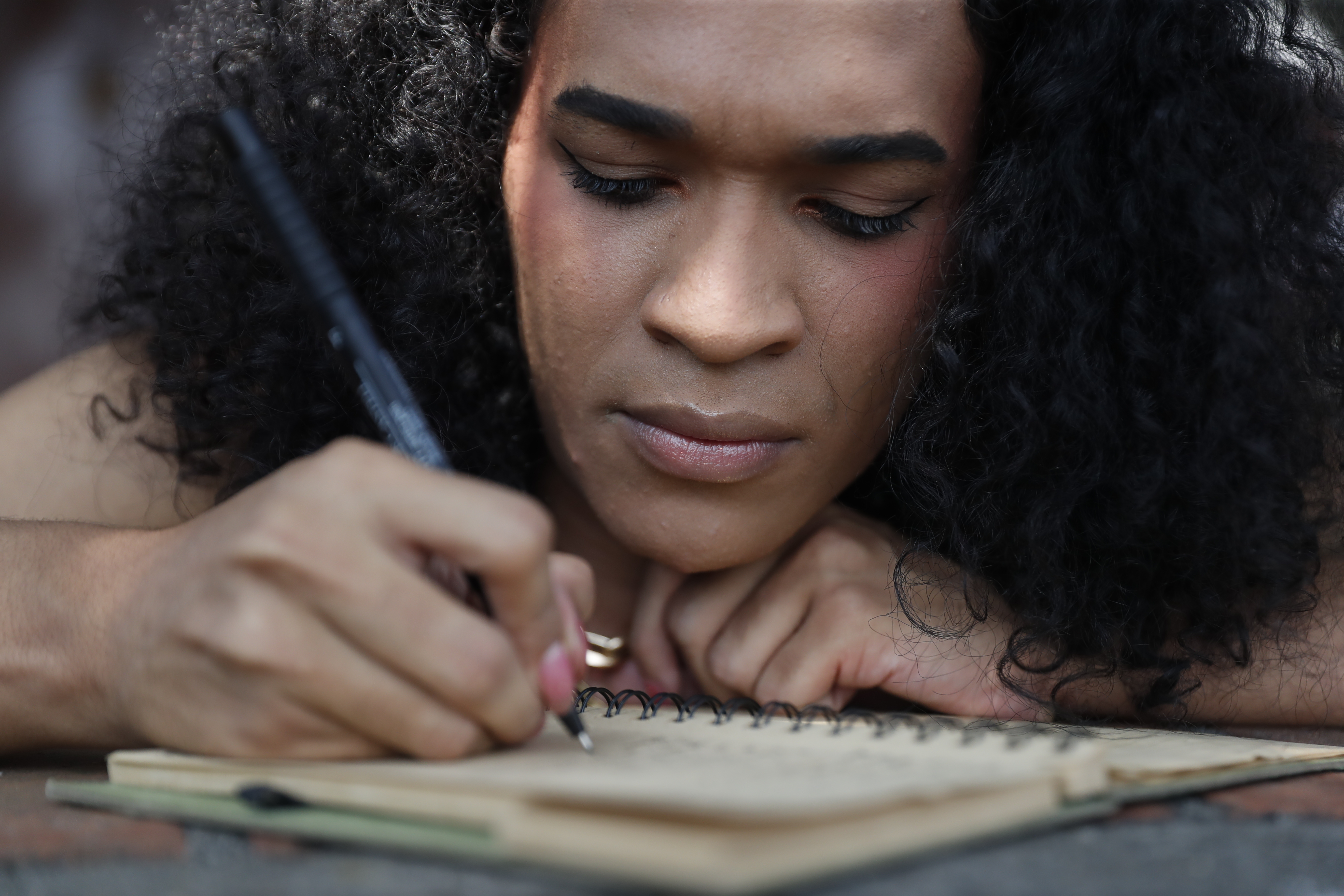 Flor Bárcenas, la poeta colombiana que visibiliza las voces trans
