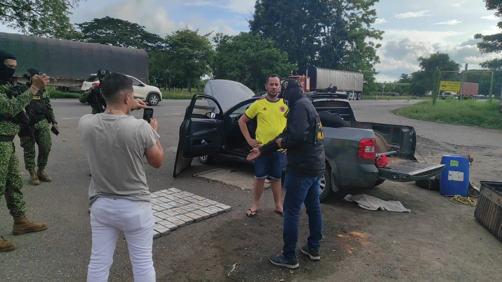 ¿Quién es el policía que fue capturado con 50 kilos de cocaína en su carro?