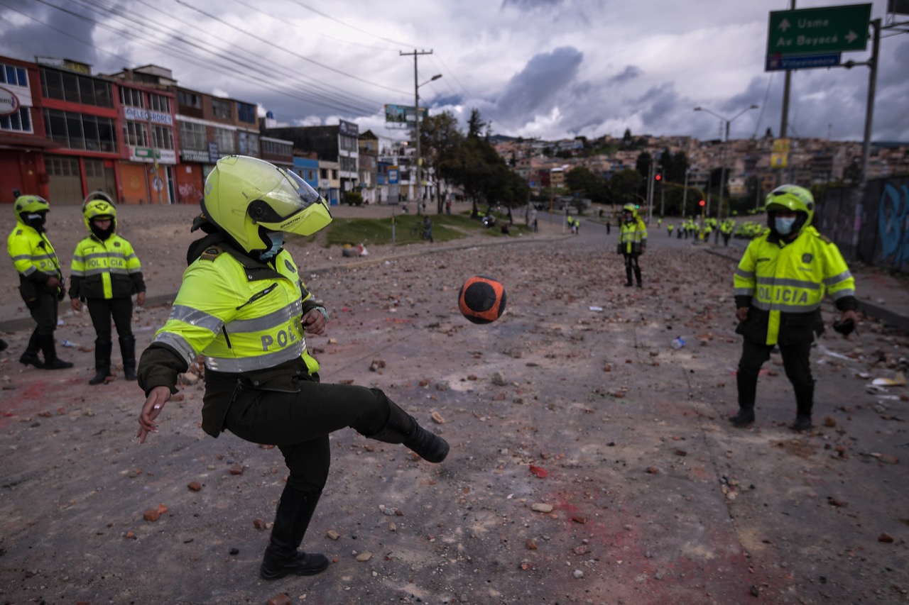 La Cruz Roja de Bogotá señaló que, en las cuatro unidades de respuesta en la capital, que realizan atención humanitaria en Yomasa, Avenida Jiménez y Calle 26, atendieron 82 ciudadanos que resultaron lesionados.