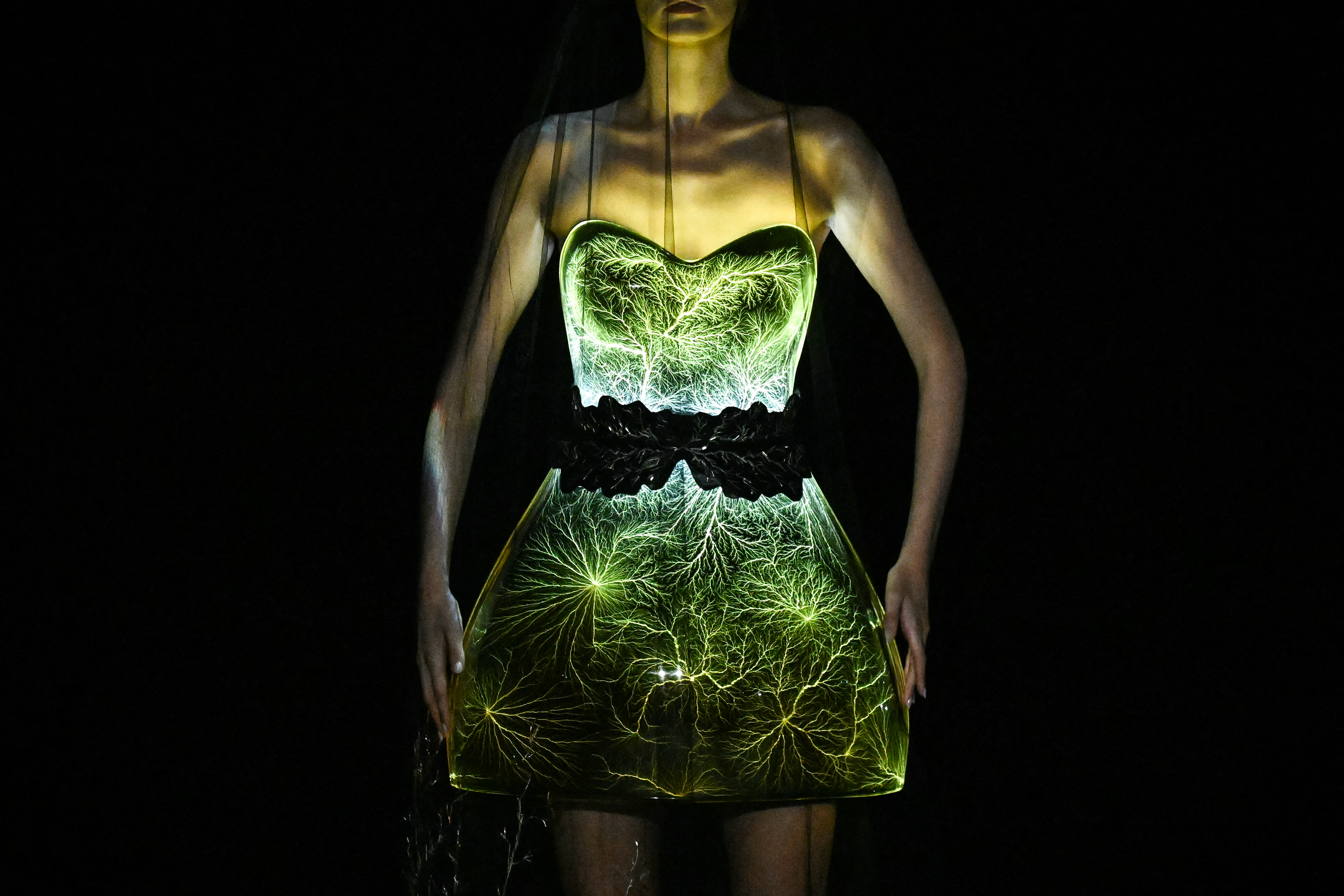 Así fue como la diseñadora Iris Van Herpen presentó el primer vestido con “plasma” del mundo