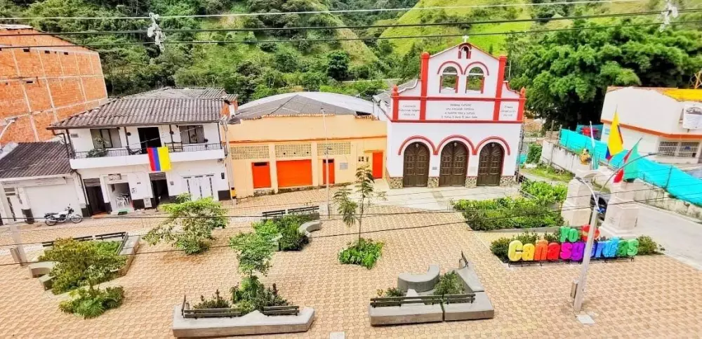 Deslizamiento en Cañasgordas (Antioquia) tiene a 5 mil familias incomunicadas