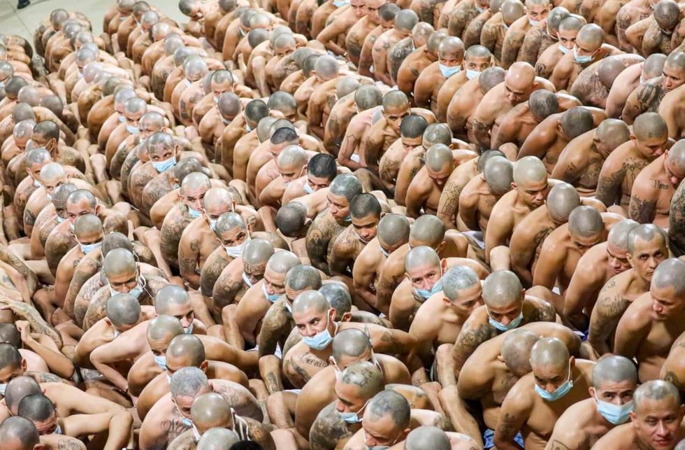 El Salvador: liberan a 3.000 personas acusadas falsamente de ser pandilleros