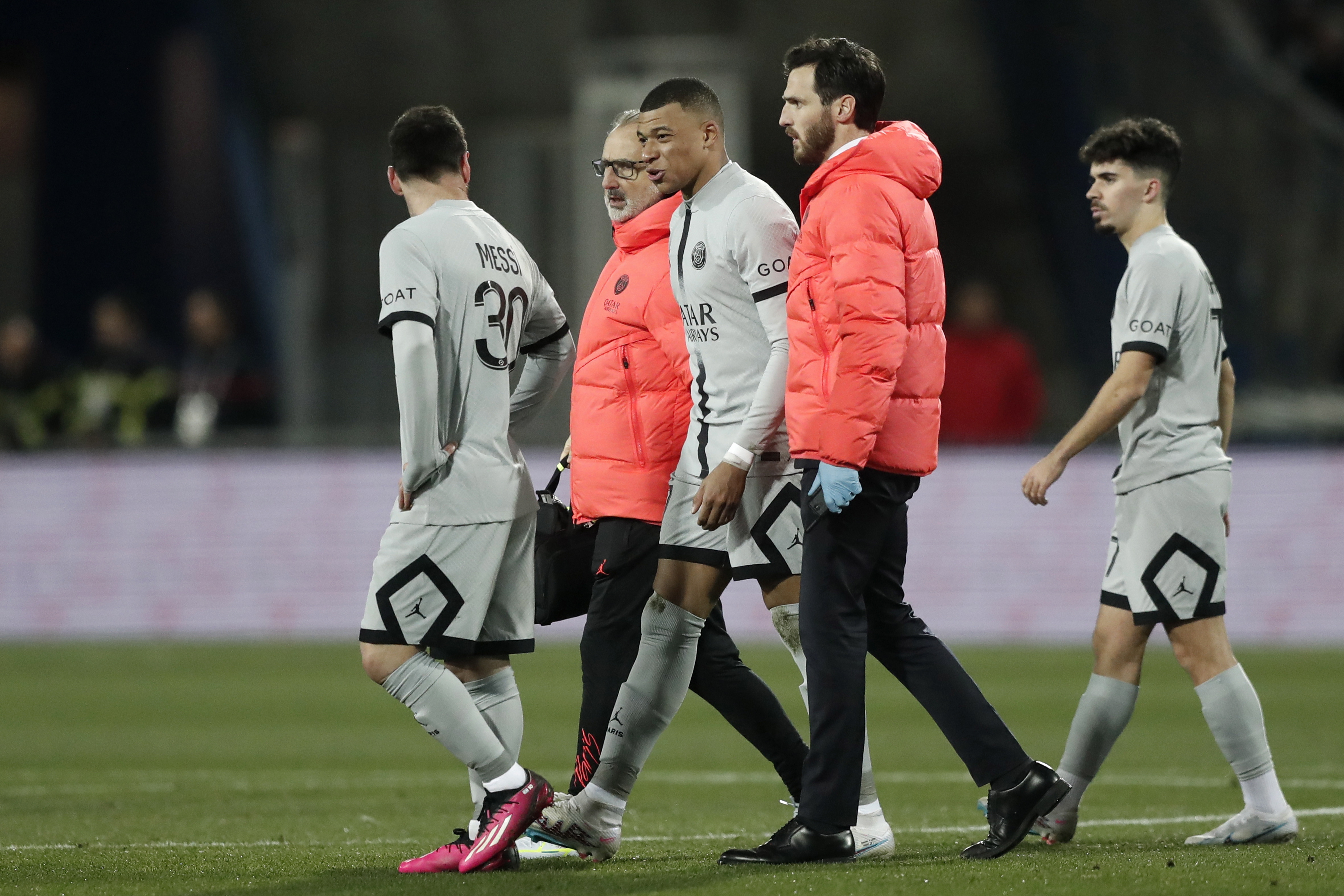 Mbappé se lesionó a 13 días del partido contra Bayern: ¿no llega a la Champions?