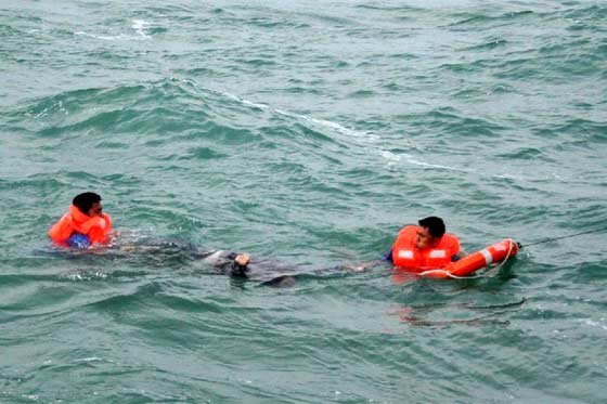 Cien desaparecidos tras naufragar un barco en Bangladesh