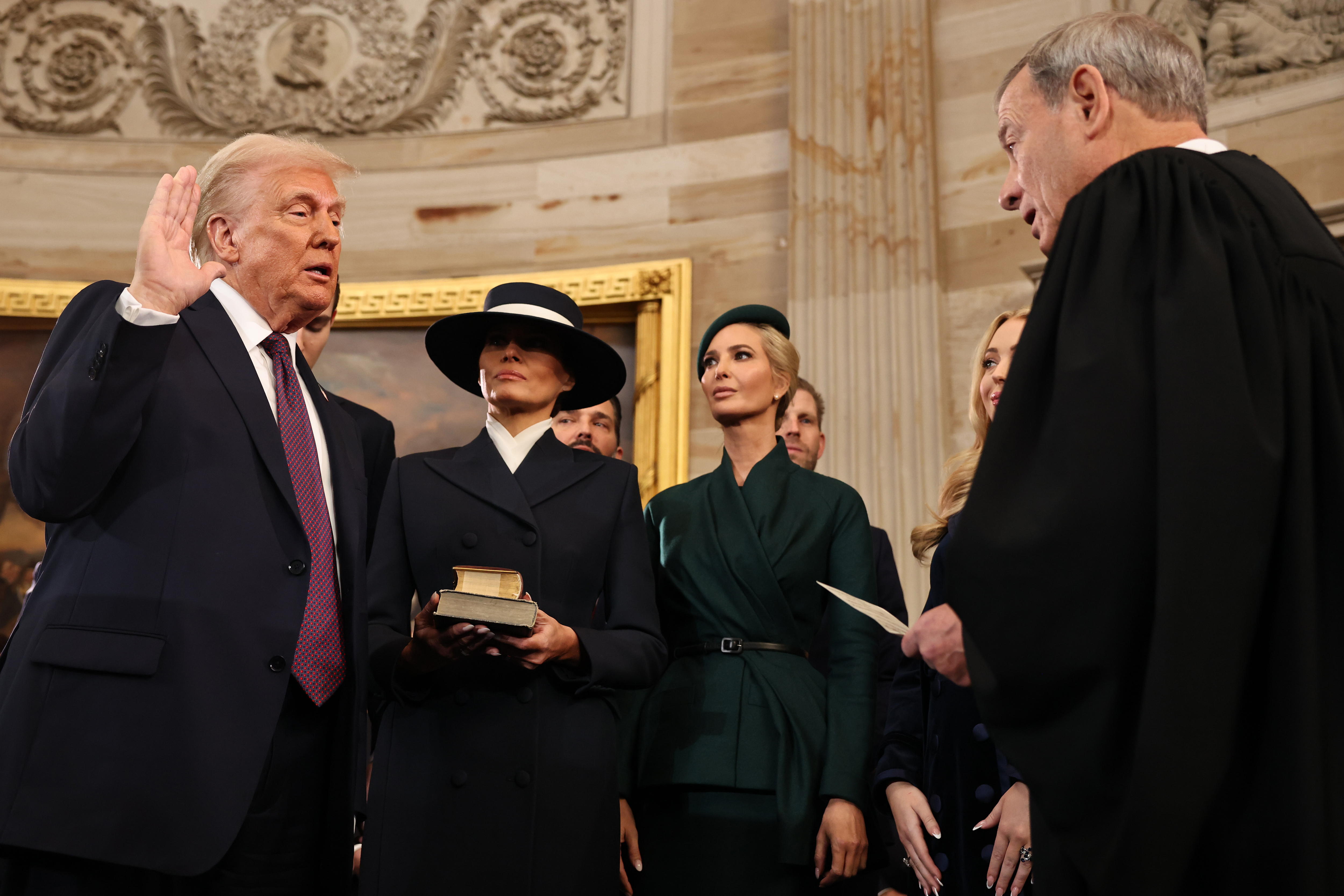 Washington (United States), 20/01/2025.- US President-elect Donald Trump (L) takes the oath of office from US Supreme Court Chief Justice John Roberts (R) during inauguration ceremonies in the Rotunda of the U.S. Capitol in Washington, DC., USA, 20 January 2025. US President-elect Donald Trump will be sworn in for a second term as president of the United States on 20 January. The presidential inauguration will be held indoors due to extreme cold temperatures in DC. (Estados Unidos) EFE/EPA/CHIP SOMODEVILLA / POOL