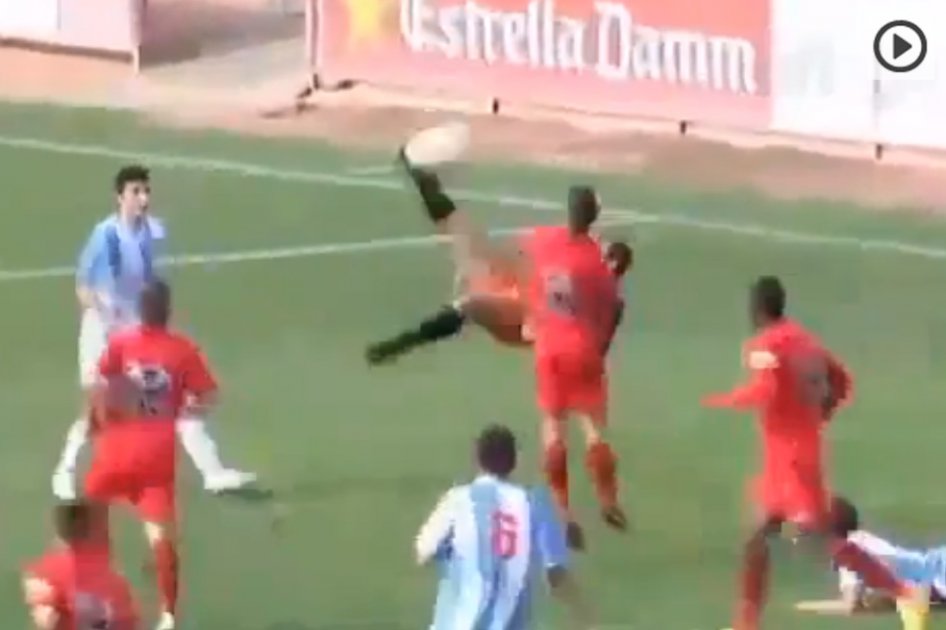Un portero sorprende con un gol de chilena en el último minuto