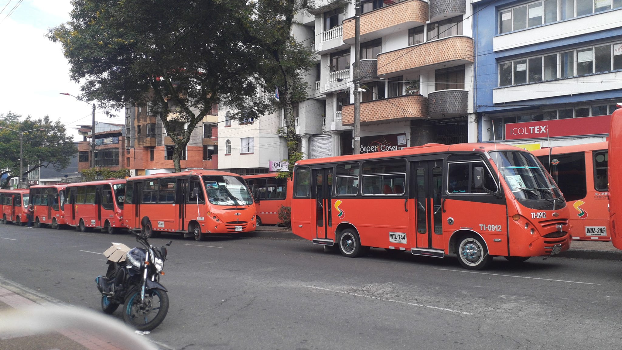 Paro de transportadores en Ibagué completa 10 días; se unieron los gremios