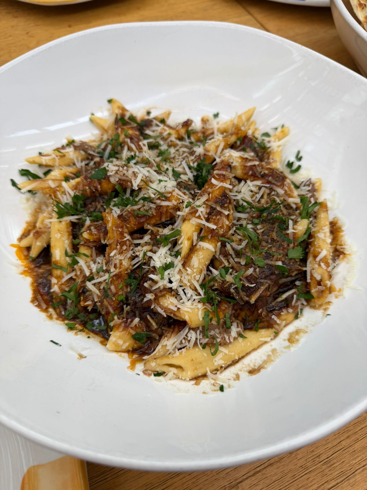 Pasta con ragú con salsa de posta negra cartagenera