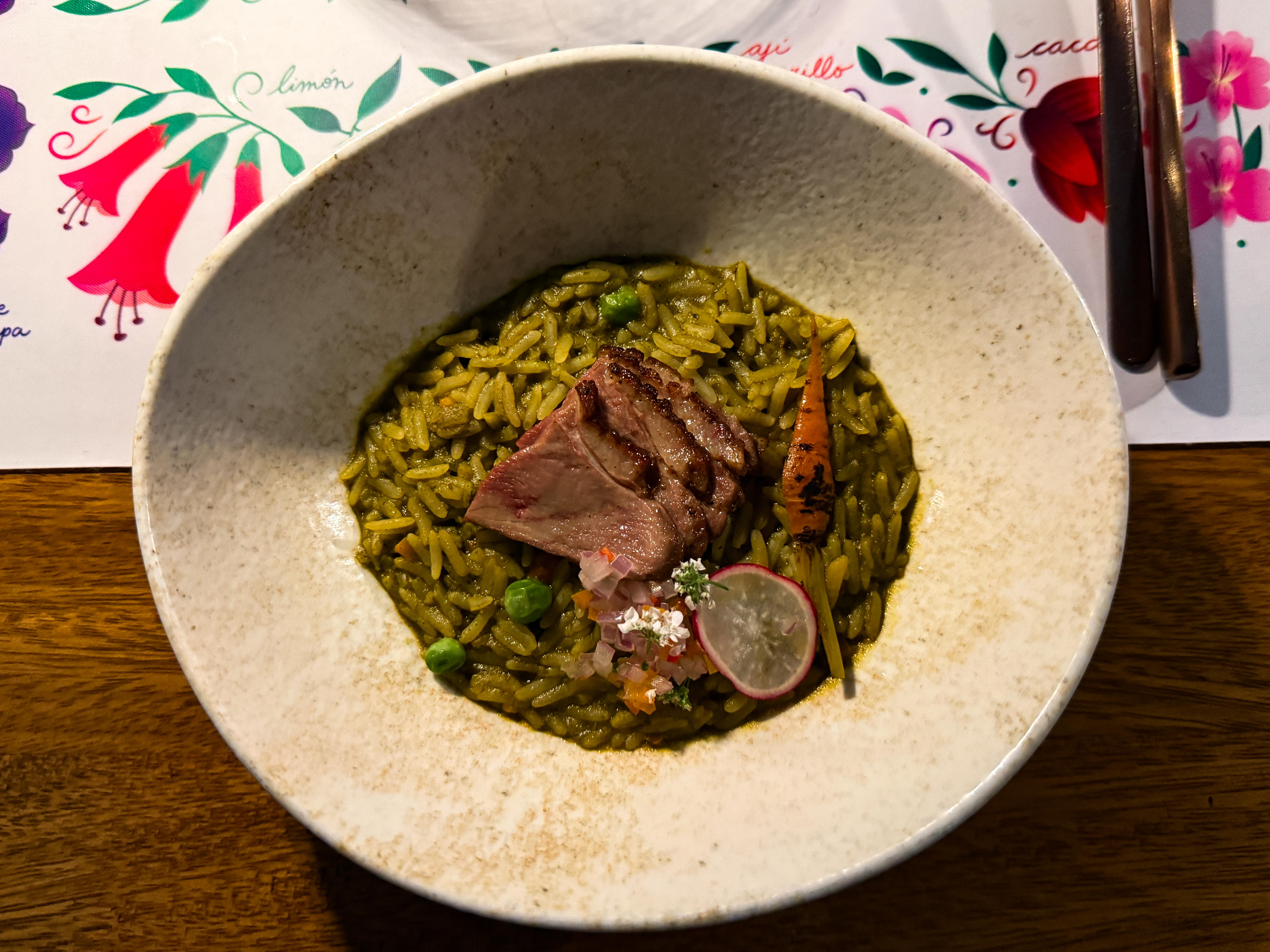Lima se presenta como una capital donde la gastronomía es una expresión central de la identidad cultural peruana.