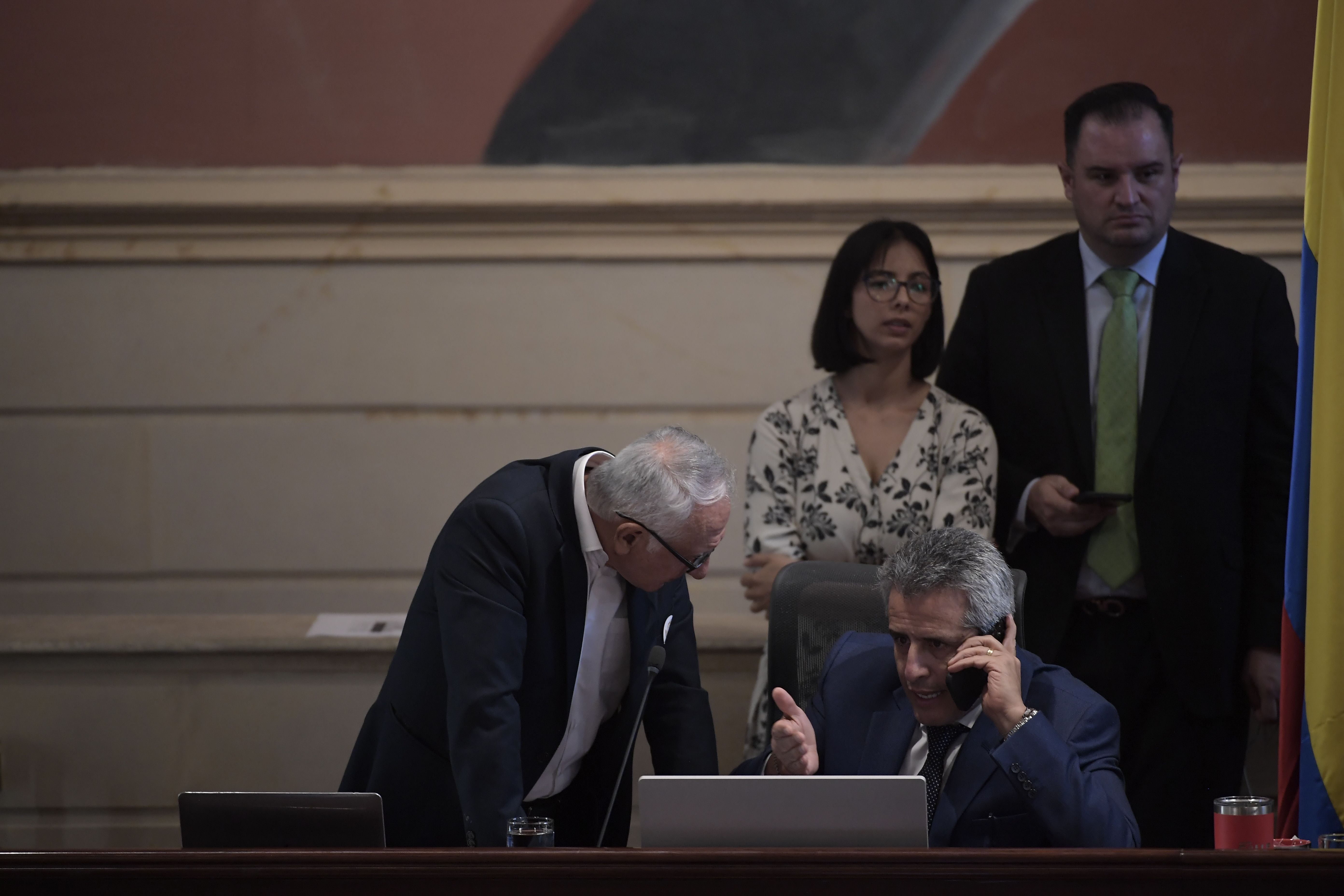 MinHacienda dice que sigue estudiando aval fiscal de la reforma a la salud