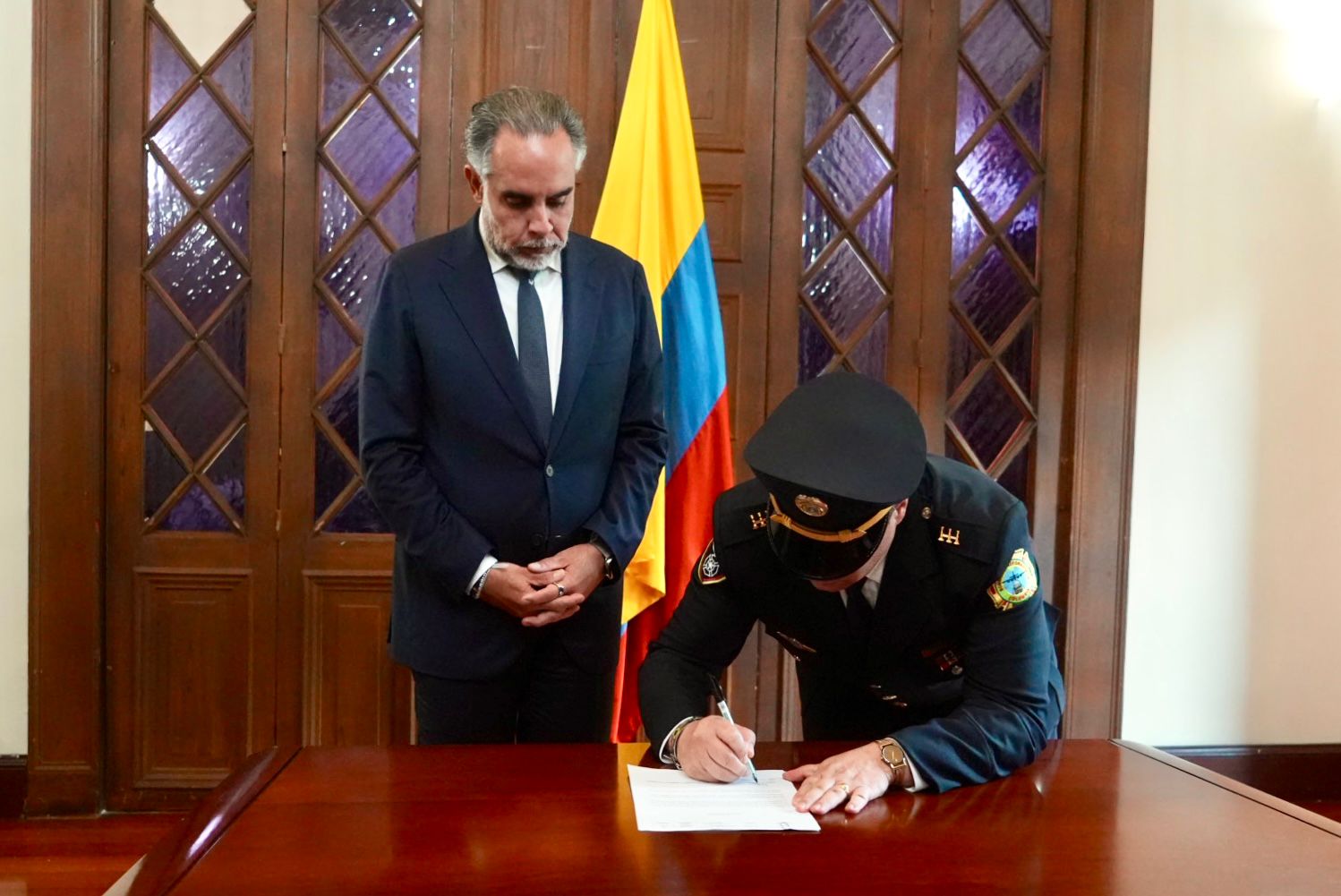 Ministro Benedetti posesionó a nuevo encargado de la Dirección Nacional de Bomberos